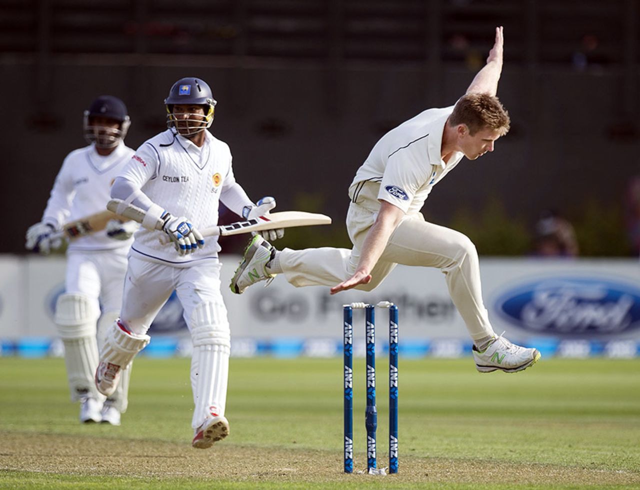 James Neesham hurdles the stumps, New Zealand v Sri Lanka, 2nd Test, Wellington, 1st day, January 3, 2015
