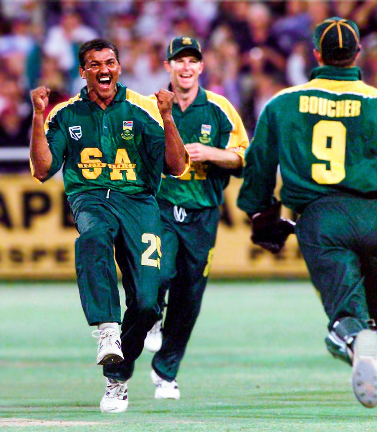 Henry Williams celebrates a wicket, South Africa v England, 2nd ODI, Cape Town, January 26, 2000