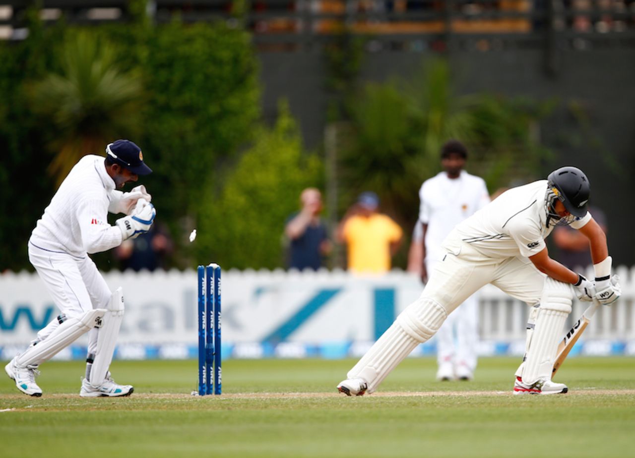 Ross Taylor was beaten in flight and was bowled, New Zealand v Sri Lanka, 2nd Test, Wellington, 3rd day, January 5, 2015