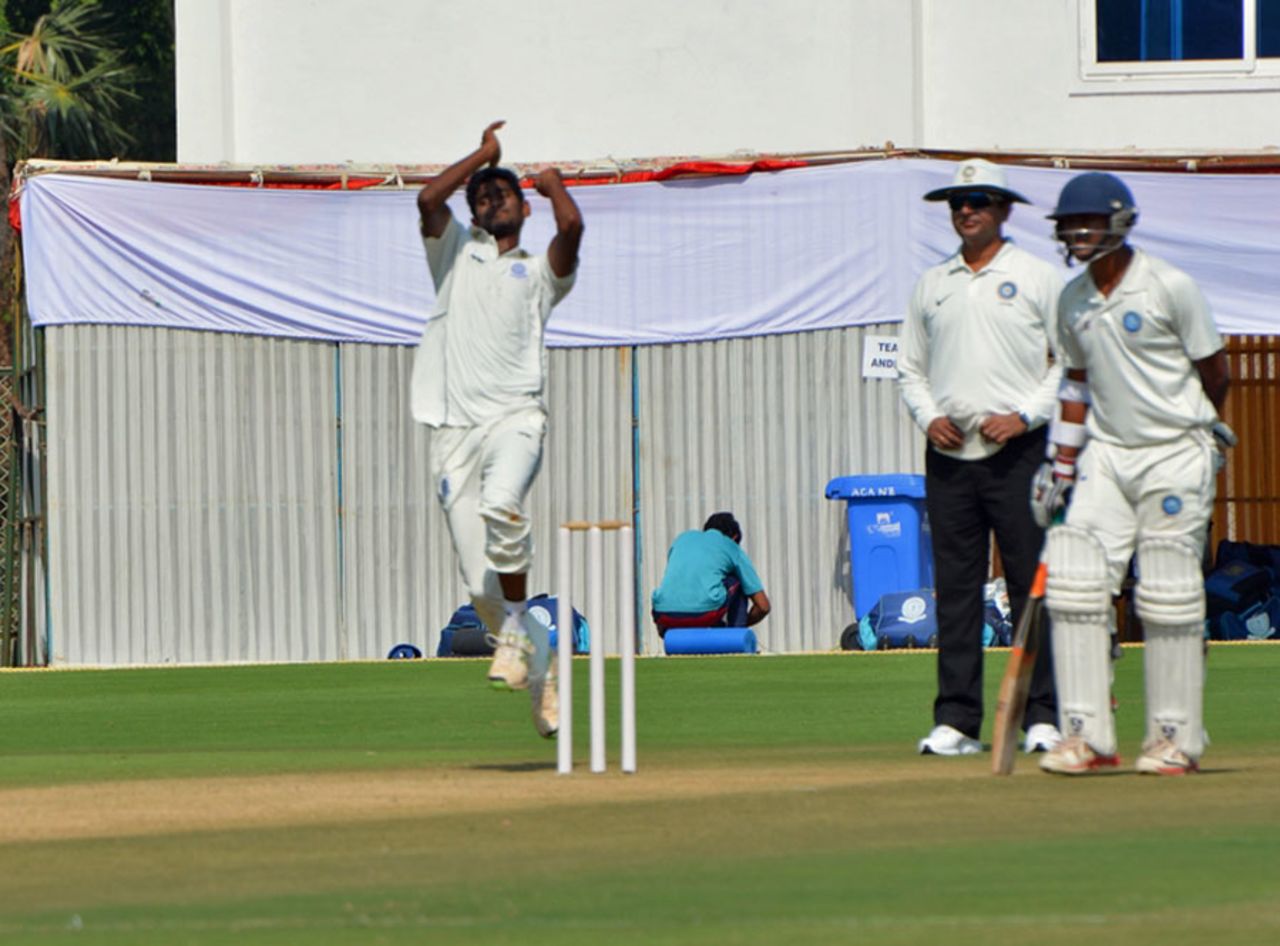 Cheepurapalli Stephen took three wickets on the opening day, Andhra v Jharkhand, Ranji Trophy 2014-15, Group C, 1st day, Vizianagram, January 5, 2015