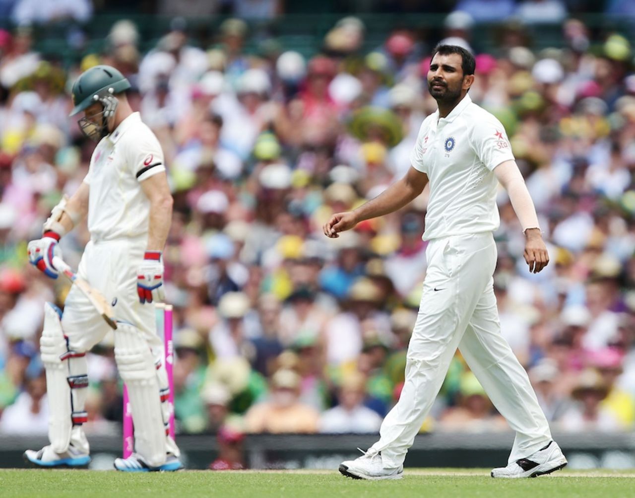 Chris Rogers was dropped off Mohammed Shami's bowling on 19, Australia v India, 4th Test, Sydney, 1st day, January 6, 2015