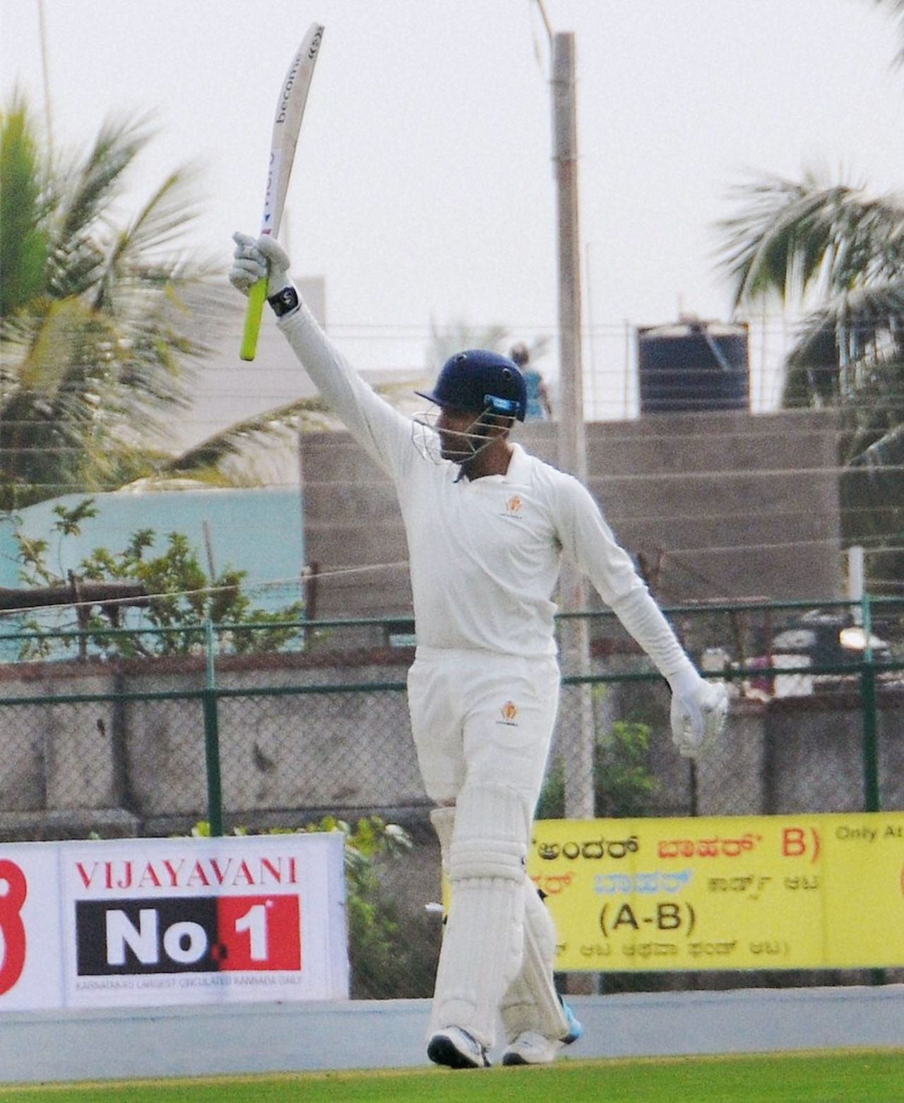 Robin Uthappa scored his first hundred of the season, Karnataka v Jammu & Kashmir, Ranji Trophy 2014-15, Group A, 2nd day, Hubli, January 6, 2015
