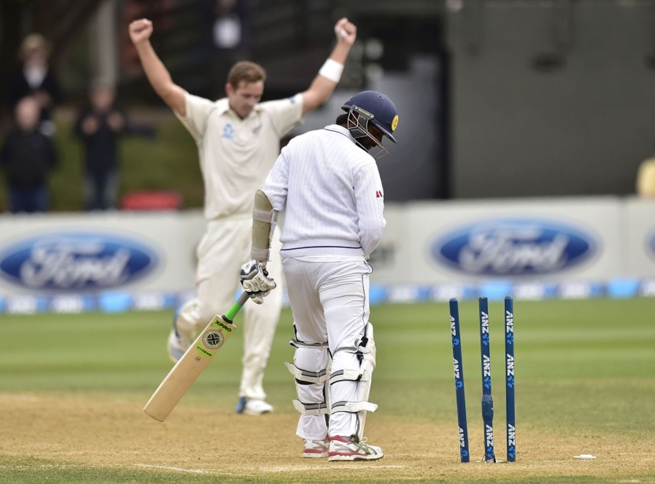 Nuwan Pradeep was last man out, bowled by Tim Southee, New Zealand v Sri Lanka, 2nd Test, Wellington, 5th day, January 7, 2015
