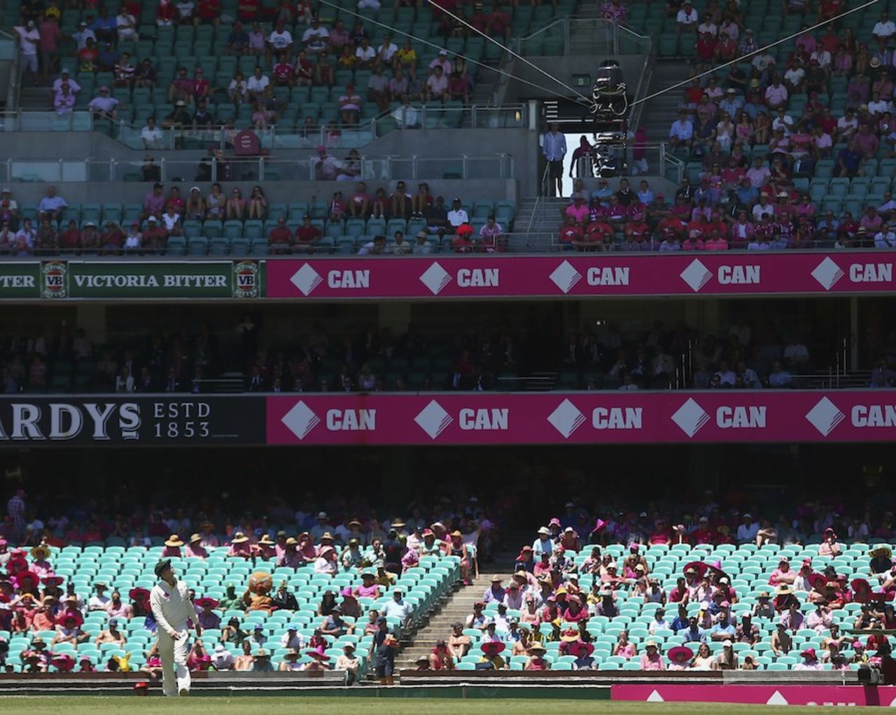 Steven Smith looks up at the Spidercam, Australia v India, 4th Test, Sydney, 3rd day, January 8, 2015
