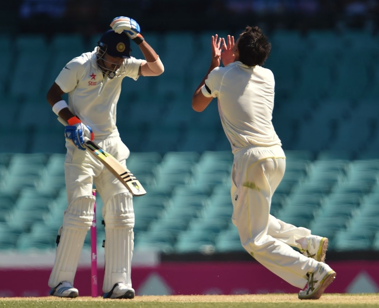 Mitchell Starc prepares to catch KL Rahul's top-edged pull, Australia v India, 4th Test, Sydney, 3rd day, January 8, 2015