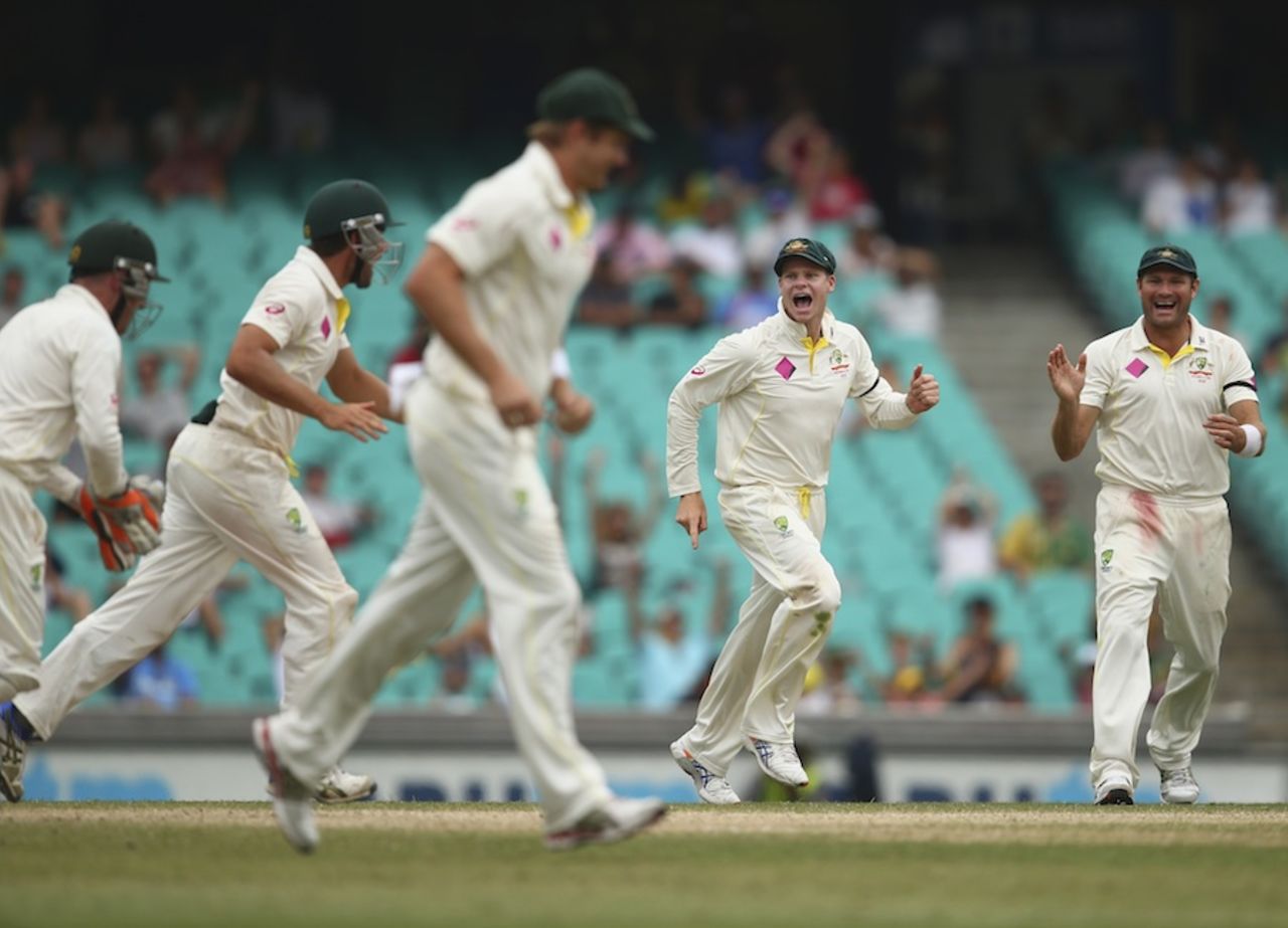 The Australians converge at Wriddhiman Saha's wicket, Australia v India, 4th Test, Sydney, 5th day, January 10, 2015
