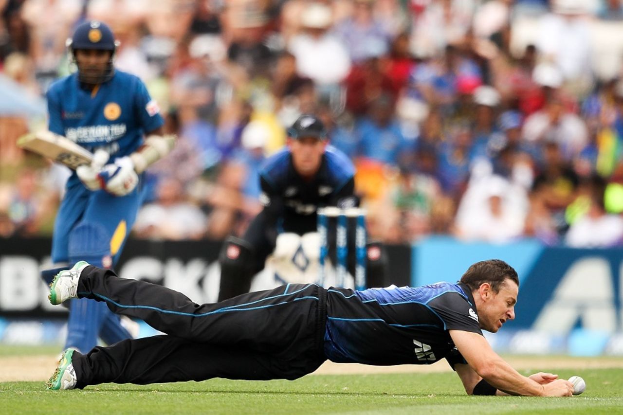 Nathan McCullum's intent to not give away too many runs is apparent, New Zealand v Sri Lanka, 1st ODI, Christchurch, January 11, 2015