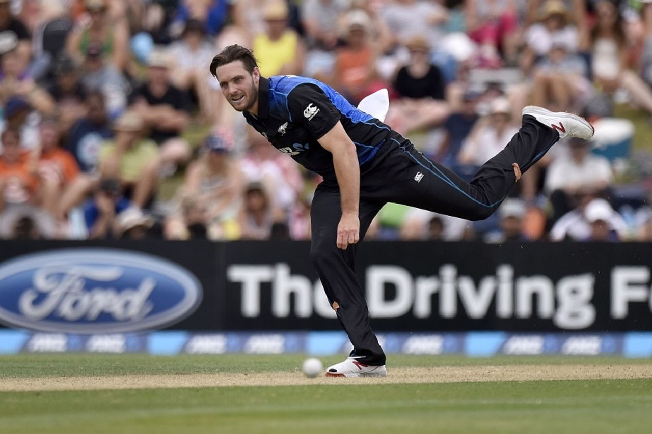 Mitchell McClenaghan picked up a triple-wicket maiden in the 47th over, New Zealand v Sri Lanka, 1st ODI, Christchurch, January 11, 2015