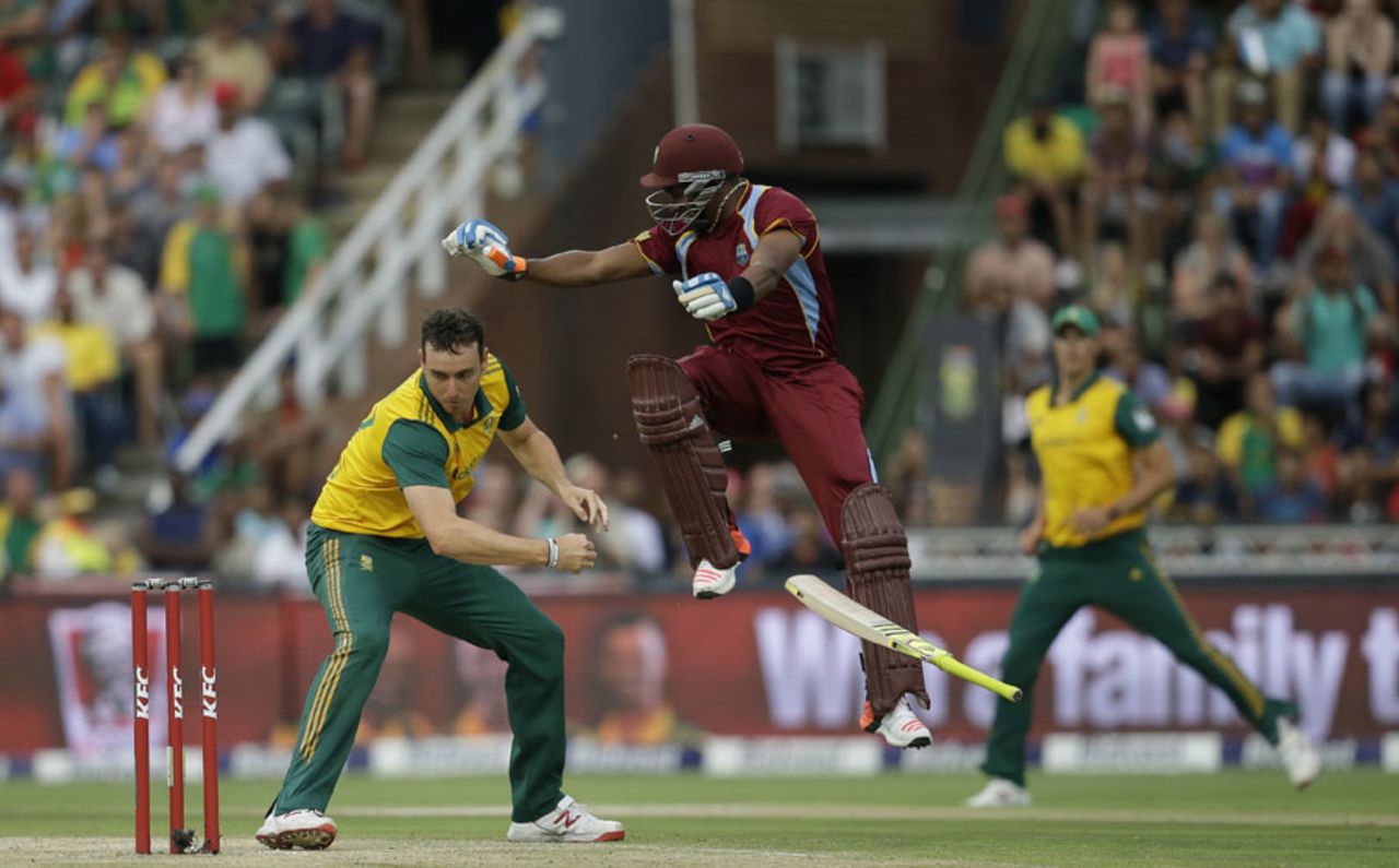 Dwayne Bravo lost his bat completing a run during a tense finish, South Africa v West Indies, 2nd T20, Johannesburg, January 11, 2015