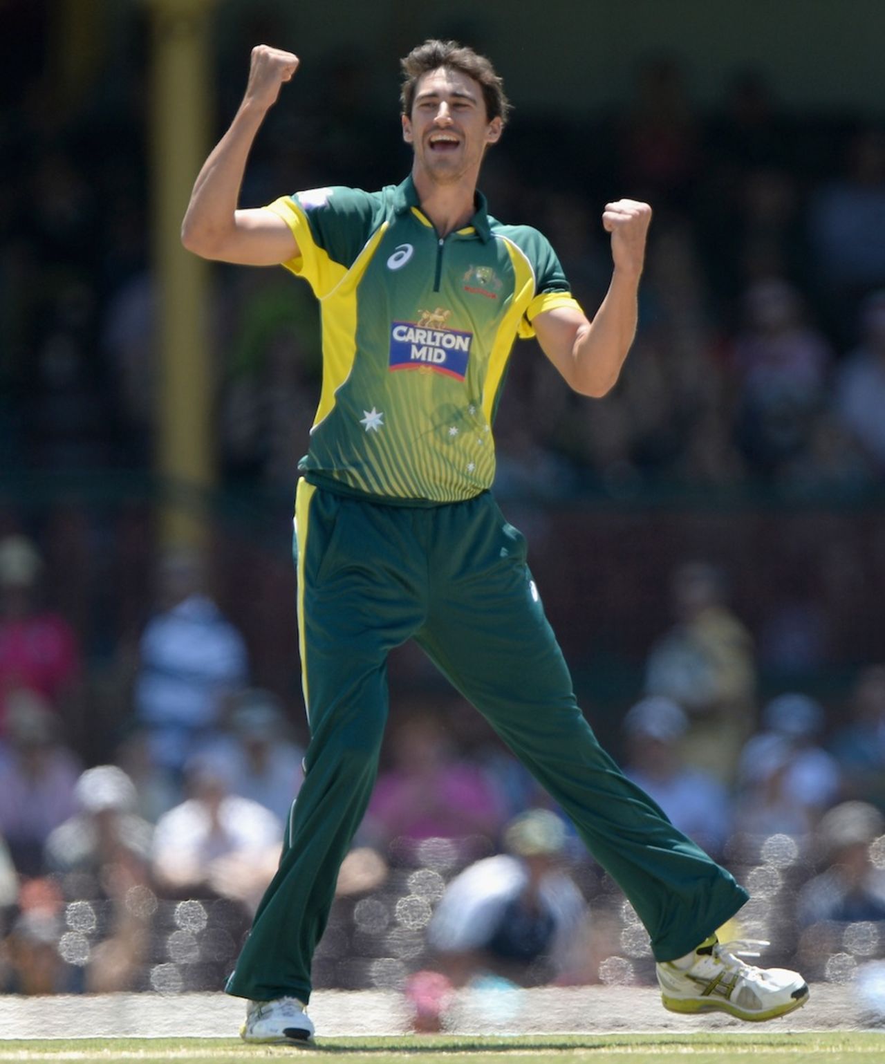 Mitchell Starc struck with the first ball of the match, Australia v England, Carlton Mid Tri-Series, Sydney, January 16, 2015