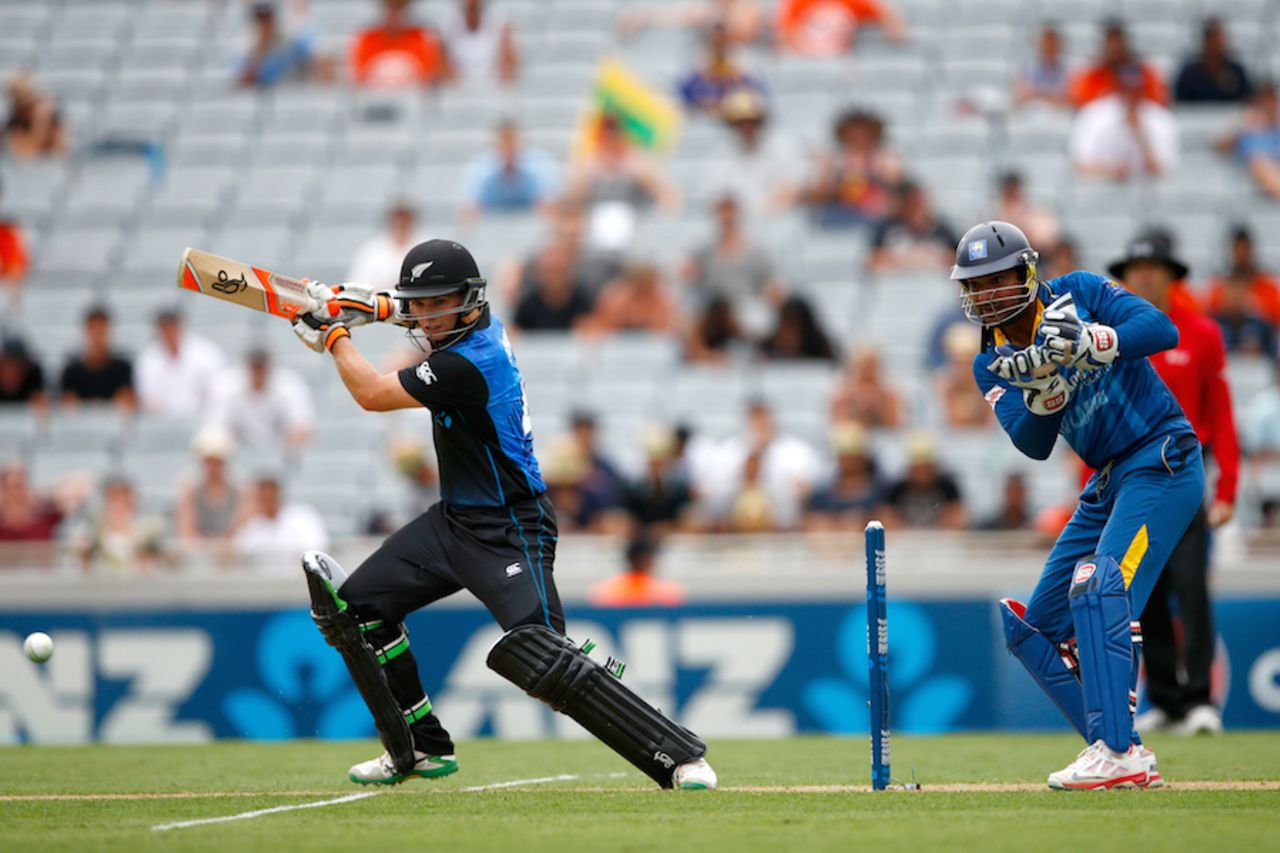 Tom Latham steers the ball on the off side, New Zealand v Sri Lanka, 3rd ODI, Auckland, January 17, 2015
