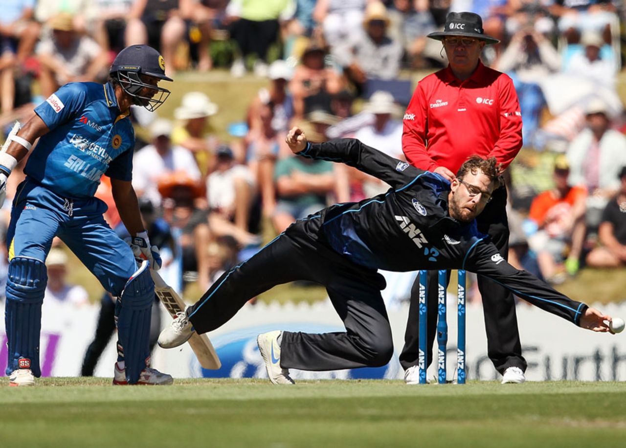 Daniel Vettori saves a few off his bowling, New Zealand v Sri Lanka, 4th ODI, Nelson, January 20, 2015