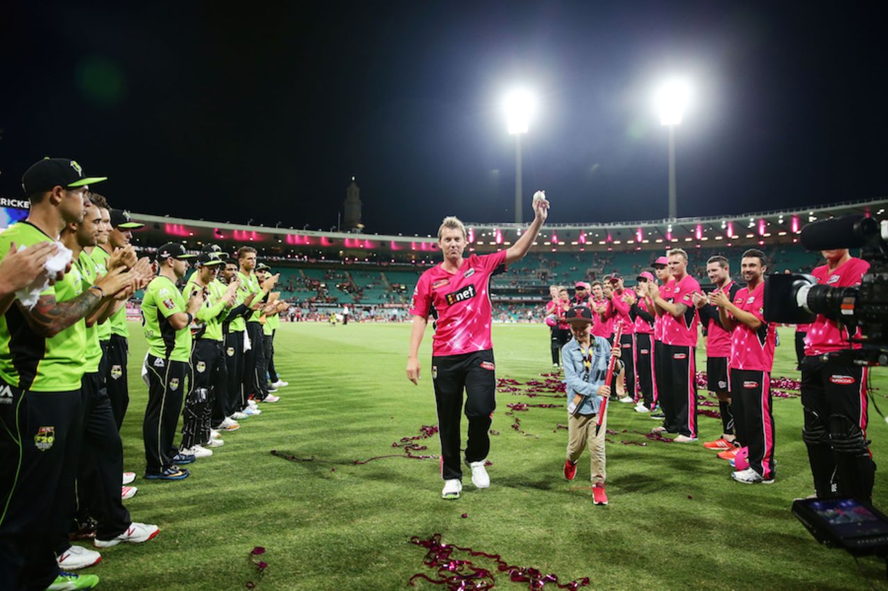 Brett Lee acknowledges the crowd after his last match at the SCG, Sydney Sixers v Sydney Thunder, Big Bash League 2014-15, Sydney, January 22, 2015