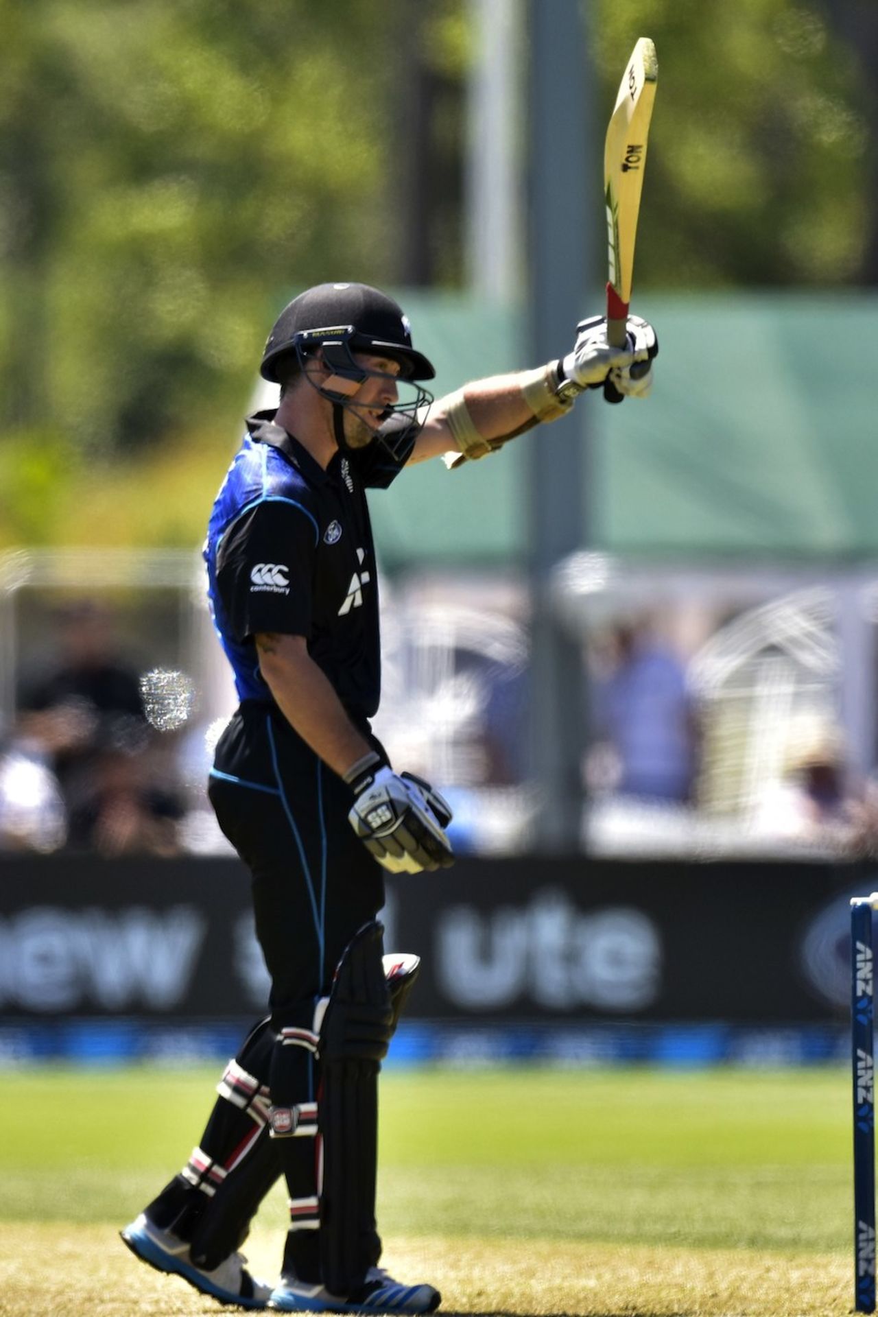Luke Ronchi brought up his fifty off 38 balls, New Zealand v Sri Lanka, 5th ODI, Dunedin, January 23, 2015