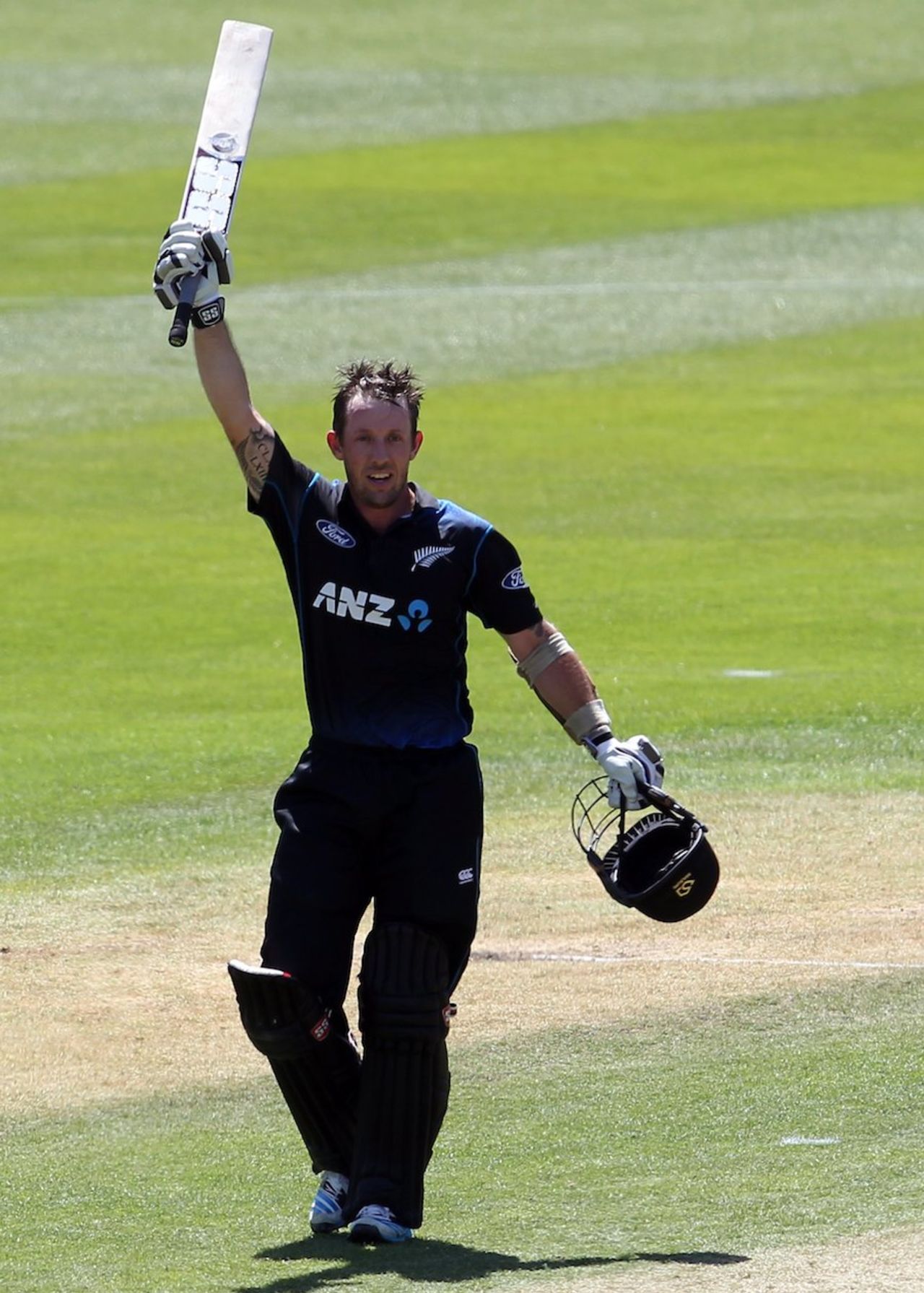Luke Ronchi celebrated a century off 74 balls, New Zealand v Sri Lanka, 5th ODI, Dunedin, January 23, 2015