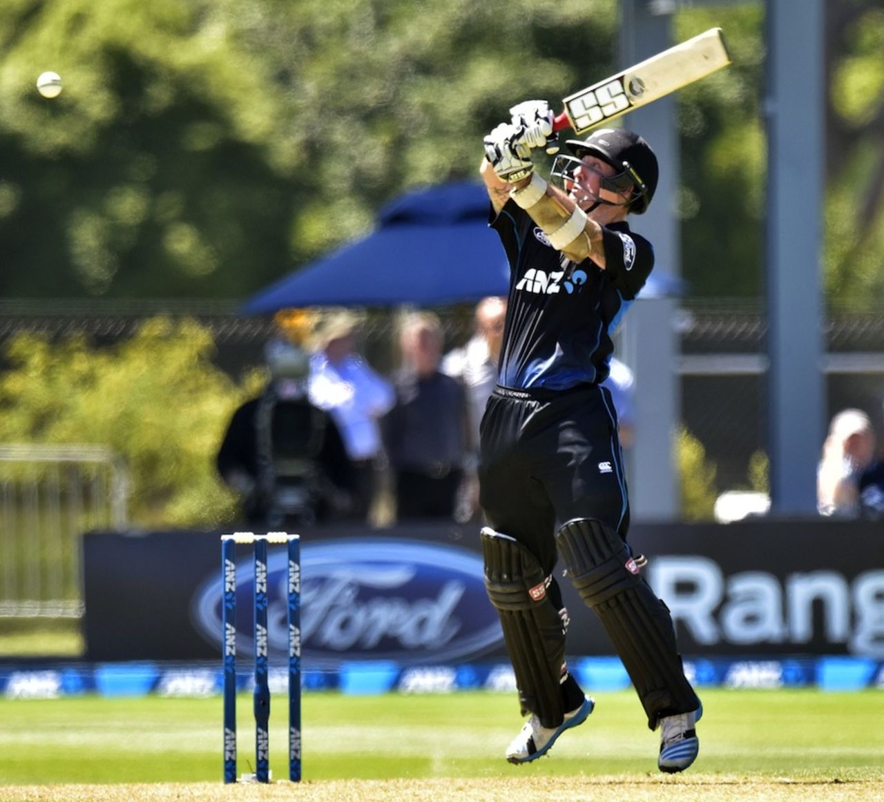 Luke Ronchi gets off his toes to slash at the ball, New Zealand v Sri Lanka, 5th ODI, Dunedin, January 23, 2015