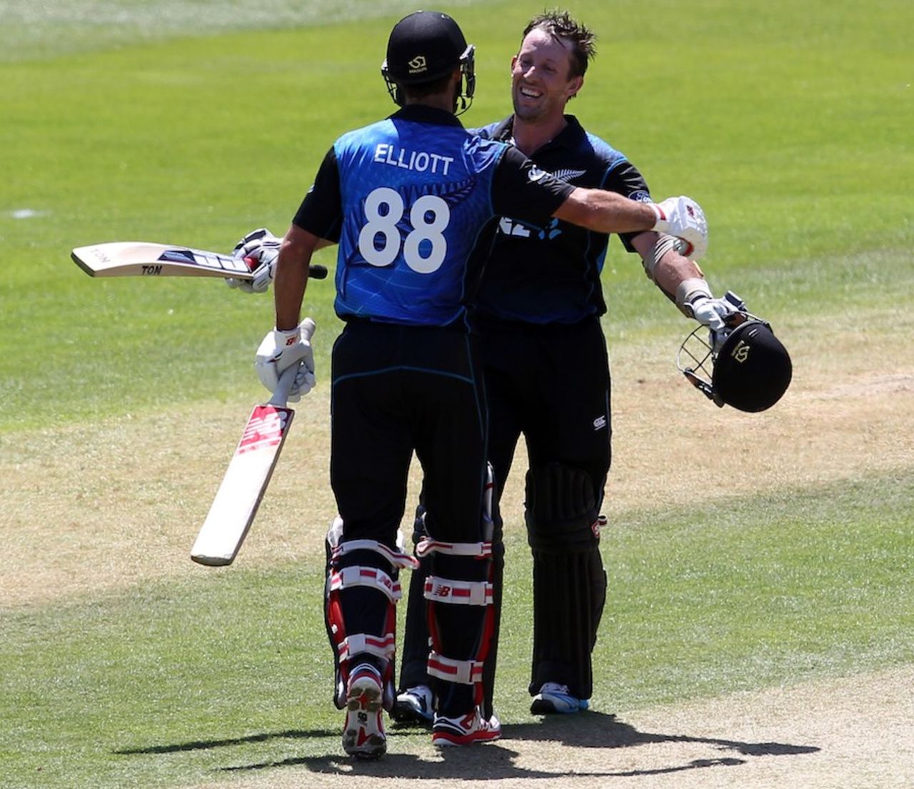 Luke Ronchi and Grant Elliott added a record 267 runs for the sixth wicket, New Zealand v Sri Lanka, 5th ODI, Dunedin, January 23, 2015