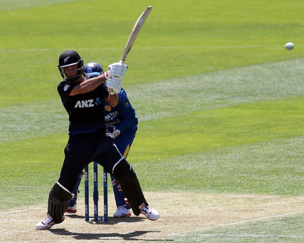Grant Elliott pulls powerfully off the back foot, New Zealand v Sri Lanka, 5th ODI, Dunedin, January 23, 2015