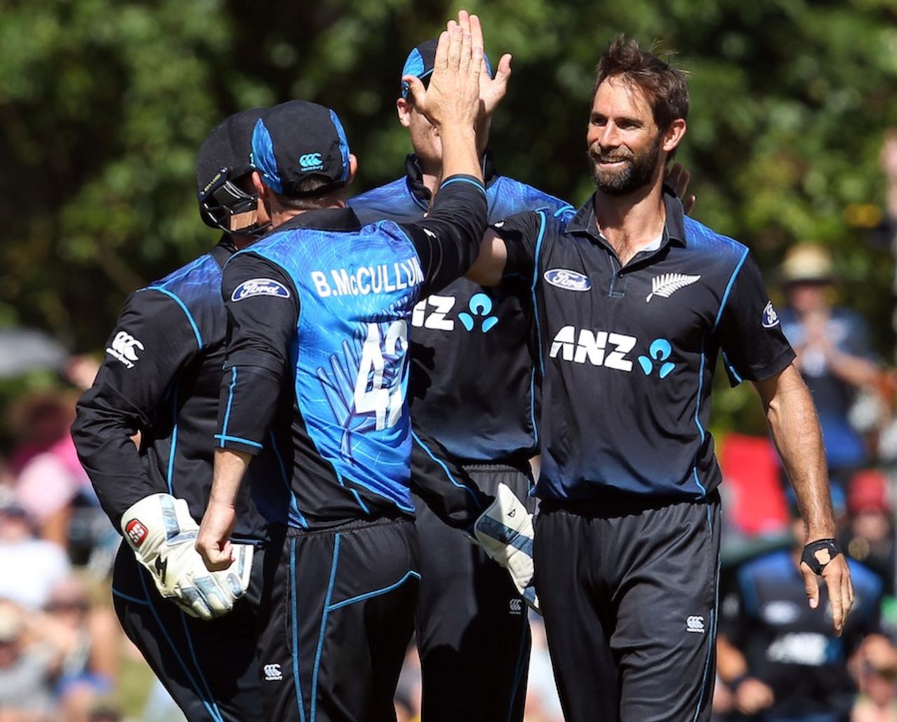 Grant Elliott celebrates the wicket of Lahiru Thirimanne, New Zealand v Sri Lanka, 5th ODI, Dunedin, January 23, 2015