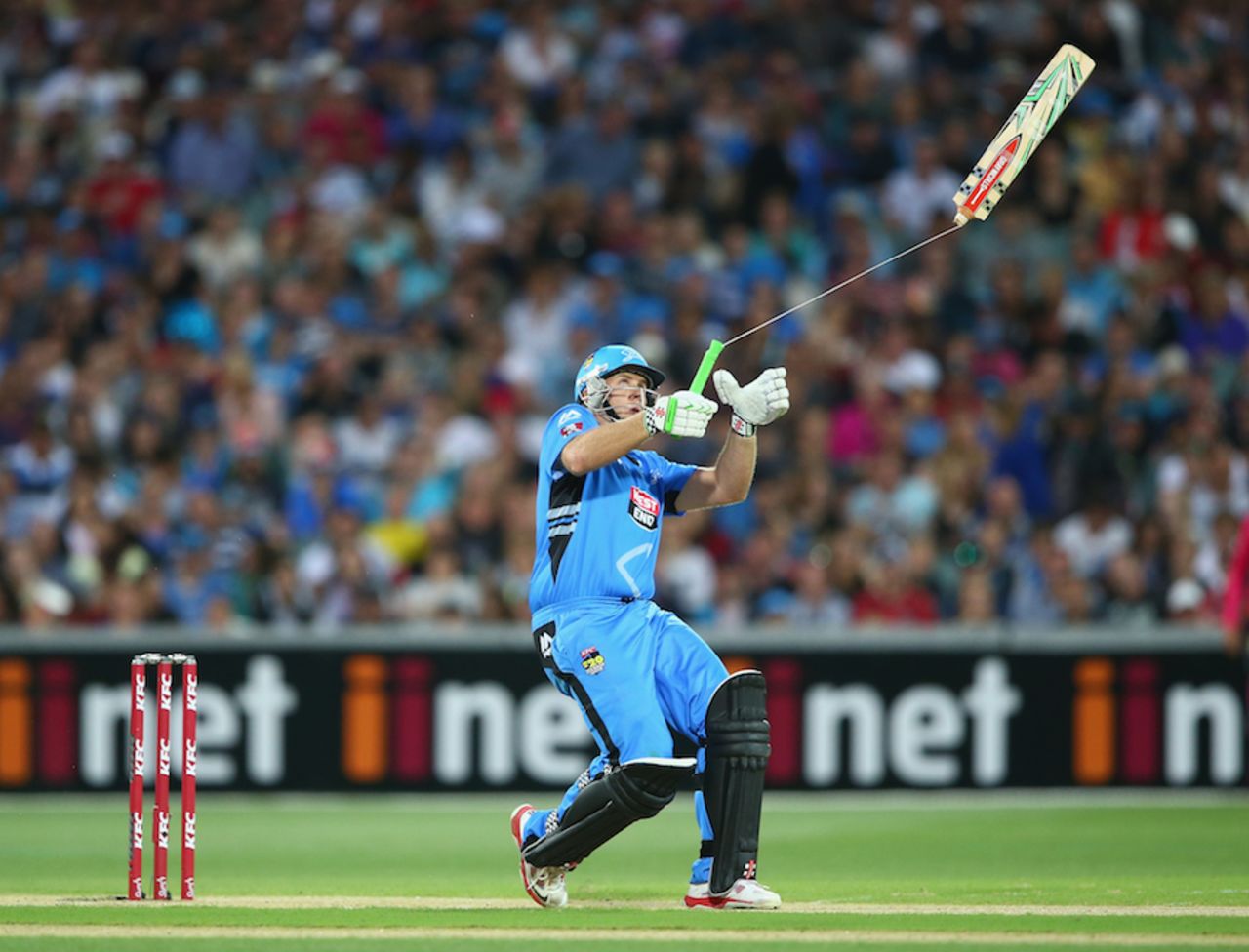Breaking Bat: Craig Simmons gets an unusual sight of a broken bat, Adelaide Strikers v Sydney Sixers, BBL 2014-15, semi-final, Adelaide, January 24, 2015