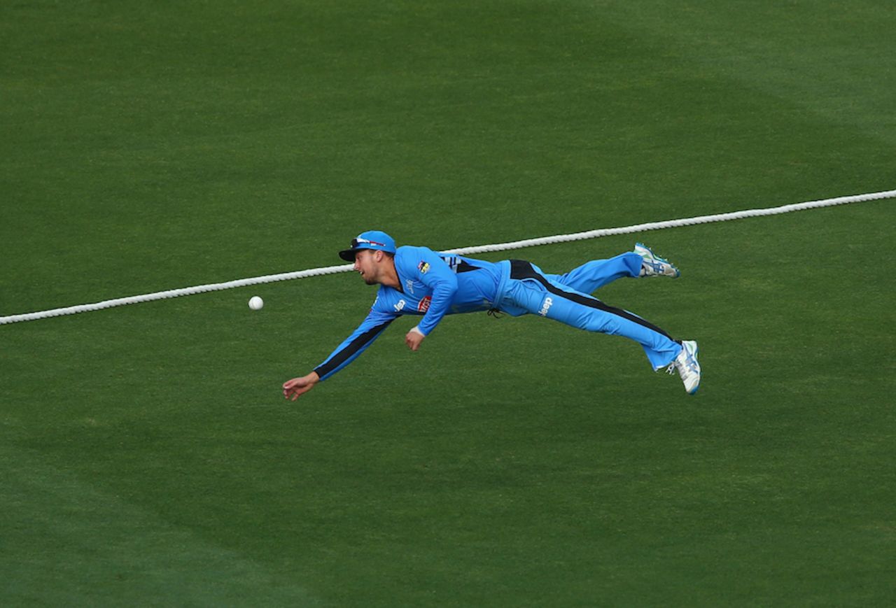 Alex Ross dives near the boundary, Adelaide Strikers v Sydney Sixers, BBL 2014-15, semi-final, Adelaide, January 24, 2015