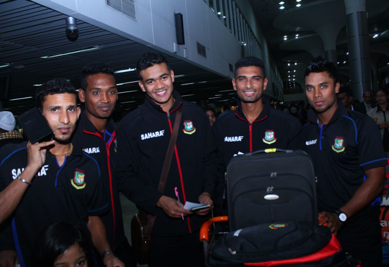 Bangladesh's Nasir Hossain, Al-Amin Hossain, Taskin Ahmed, Mahmudullah and Sabbir Rahman at the airport, prior to flying out to the World Cup, Dhaka, January 24, 2015