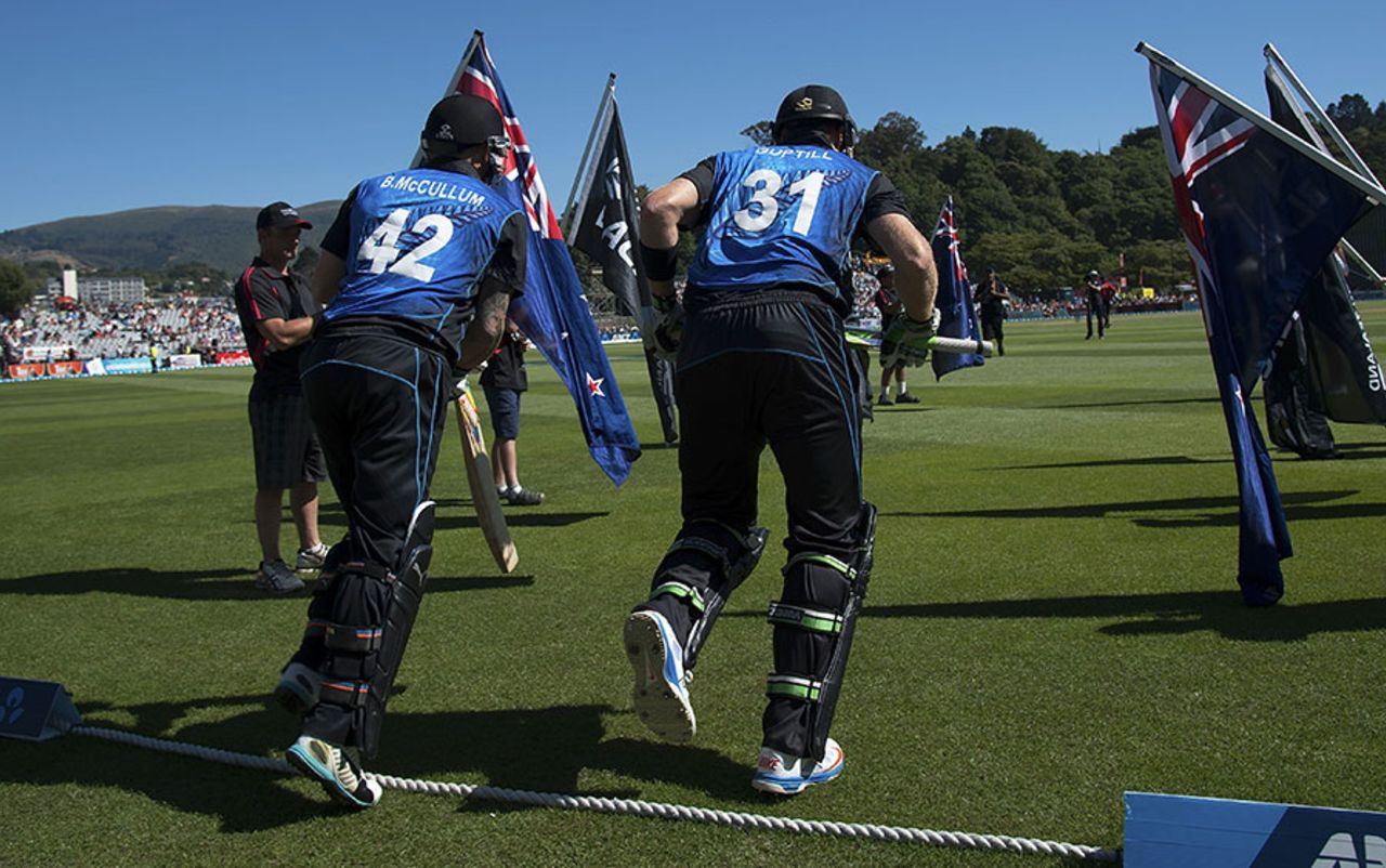 Brendon McCullum and Martin Guptill jog out to open the innings, New Zealand v Sri Lanka, 6th ODI, Dunedin, January 25, 2015