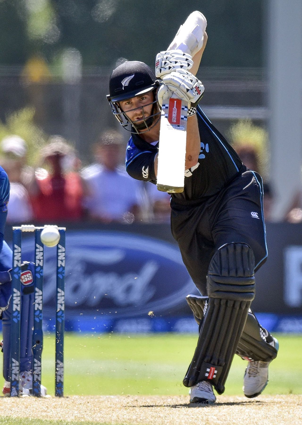 Kane Williamson drives down the ground, New Zealand v Sri Lanka, 6th ODI, Dunedin, January 25, 2015