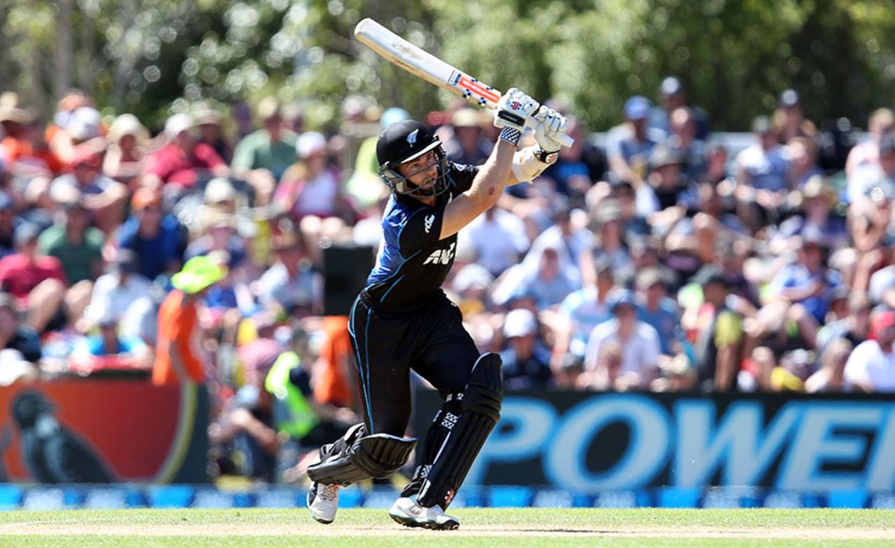 Kane Williamson hits over the top, New Zealand v Sri Lanka, 6th ODI, Dunedin, January 25, 2015