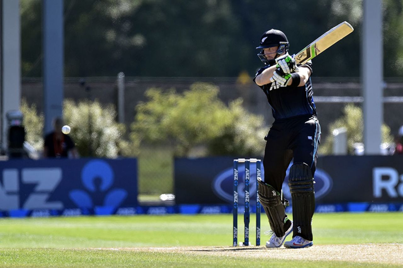 Martin Guptill plays a square-cut, New Zealand v Sri Lanka, 6th ODI, Dunedin, January 25, 2015