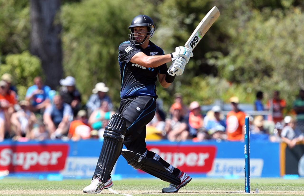 Ross Taylor clubs the ball through the leg side, New Zealand v Sri Lanka, 6th ODI, Dunedin, January 25, 2015