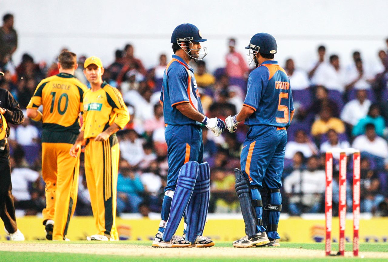 MS Dhoni and Gautam Gambhir have a mid-pitch discussion, India v Australia, 2nd ODI, Nagpur, October 28, 2009