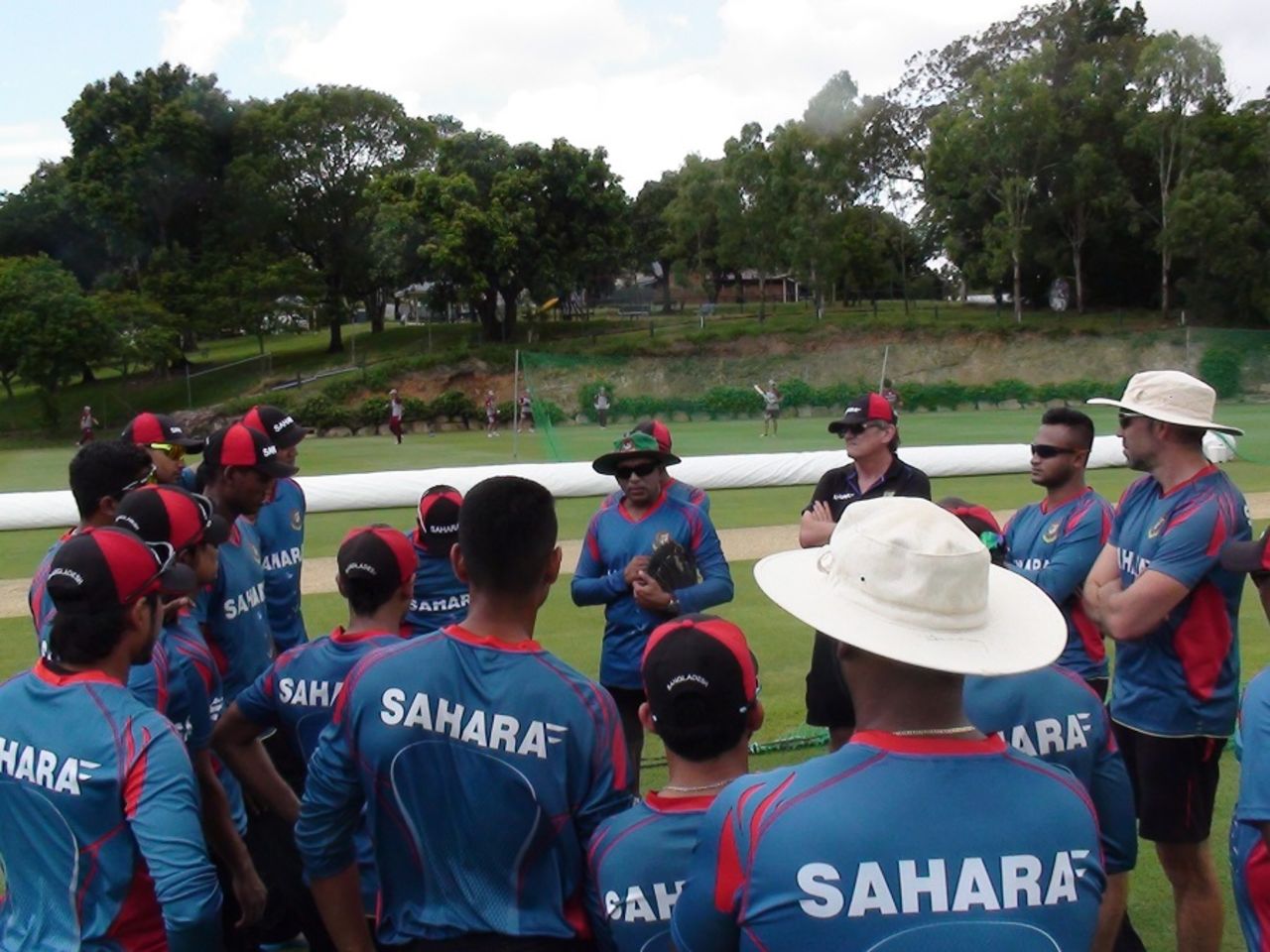 Chandika Hathurusingha leads the Bangladesh team talk, Brisbane, January 27, 2015