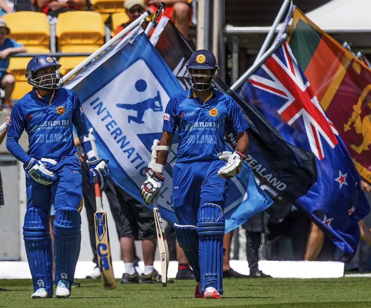 Tillakaratne Dilshan and Lahiru Thirimanne walk out to bat, New Zealand v Sri Lanka, 7th ODI, Wellington, January 29, 2015