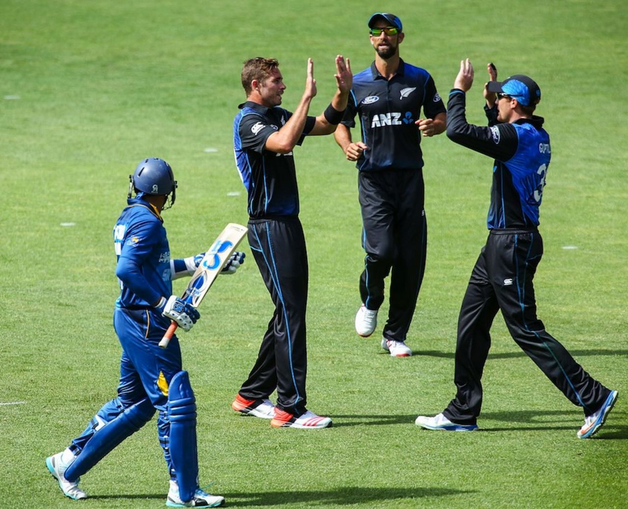 Tim Southee celebrates Tillakaratne Dilshan's wicket, New Zealand v Sri Lanka, 7th ODI, Wellington, January 29, 2015