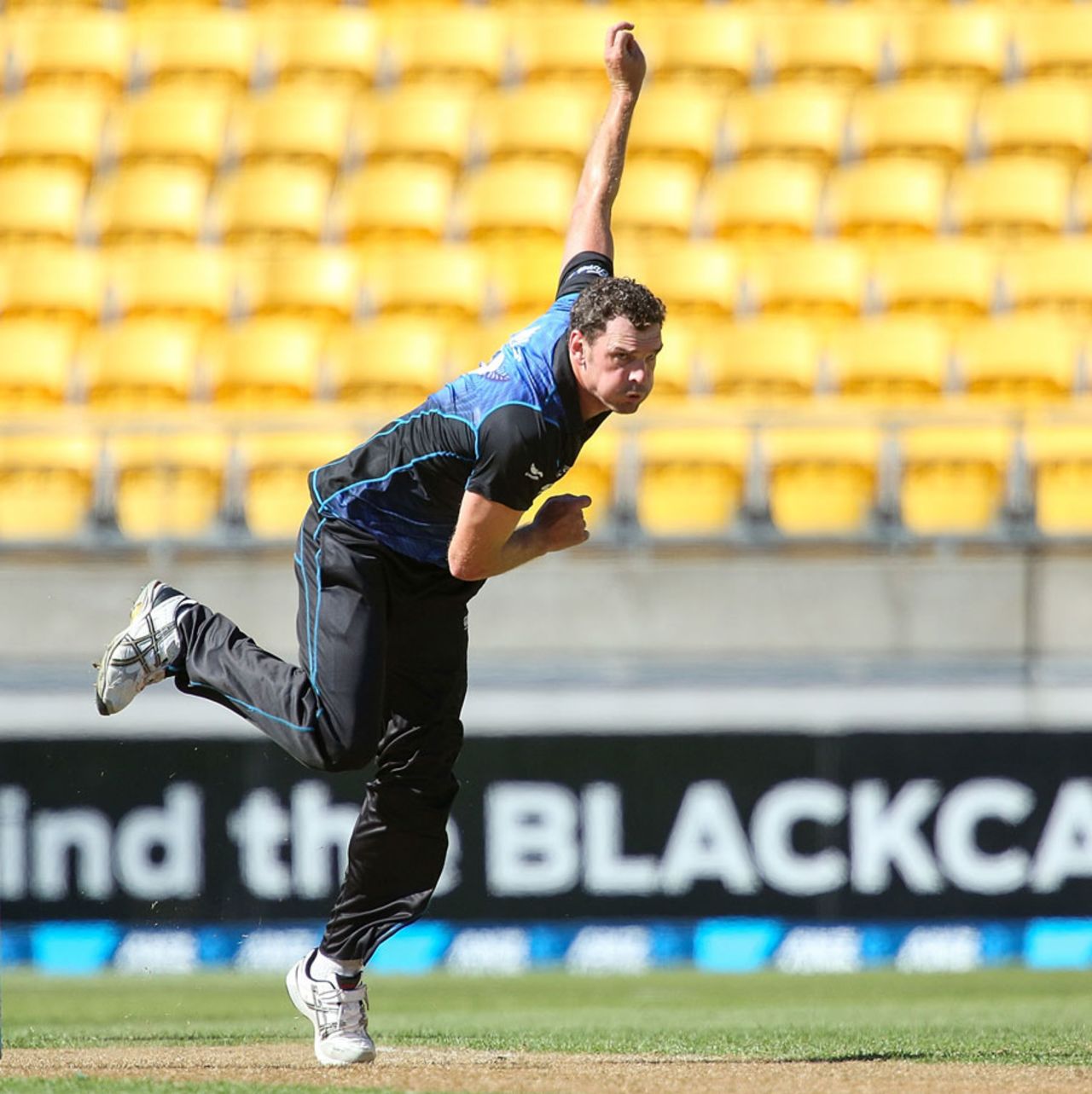Kyle Mills had Seekkuge Prasanna trapped lbw, New Zealand v Sri Lanka, 7th ODI, Wellington, January 29, 2015