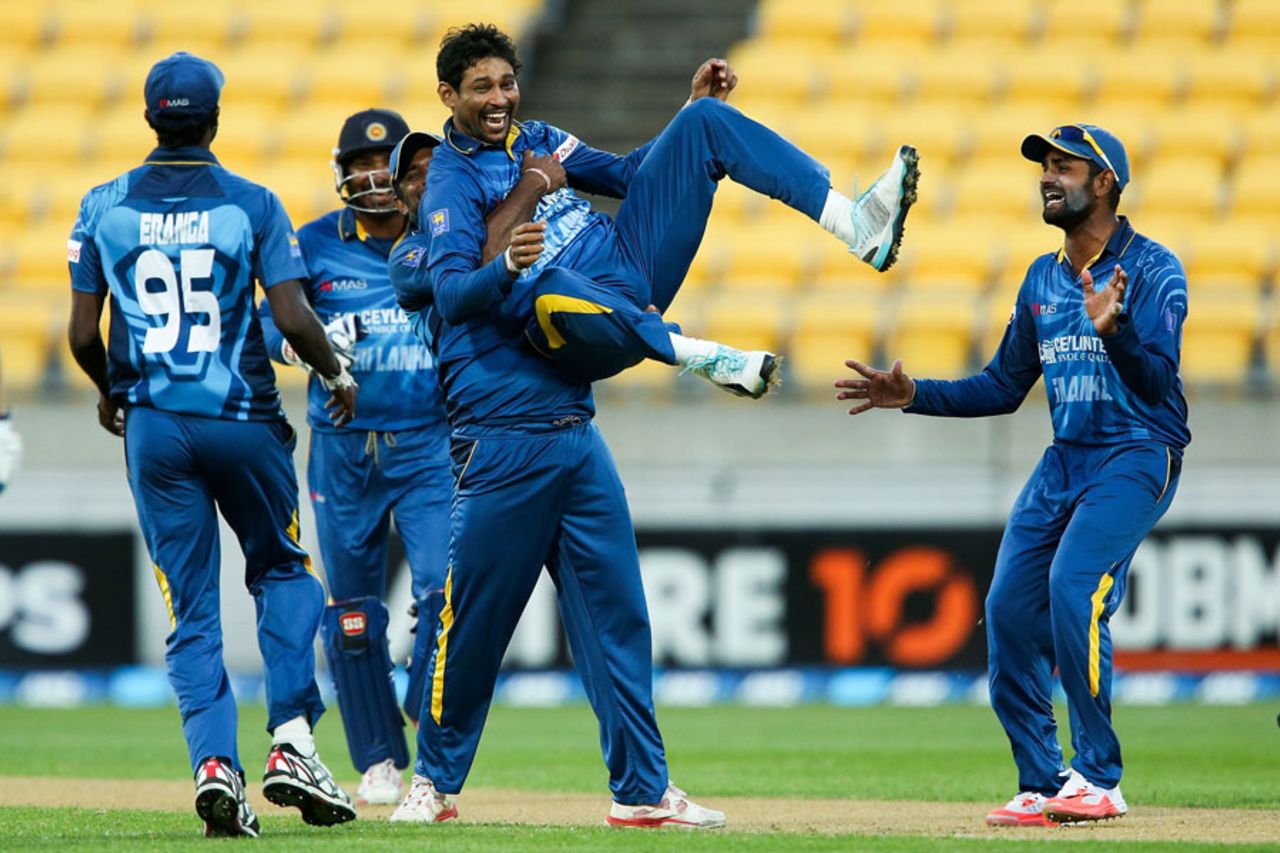 The Sri Lankan players are ecstatic after removing Kane Williamson, New Zealand v Sri Lanka, 7th ODI, Wellington, January 29, 2015