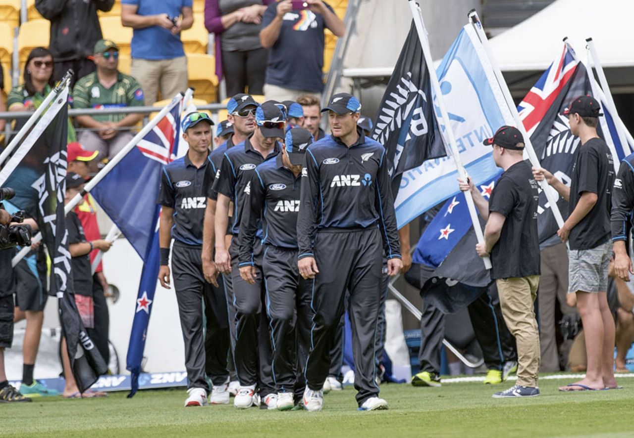 The New Zealand players take to the field, New Zealand v Pakistan, 1st ODI, Wellington, January 31, 2015