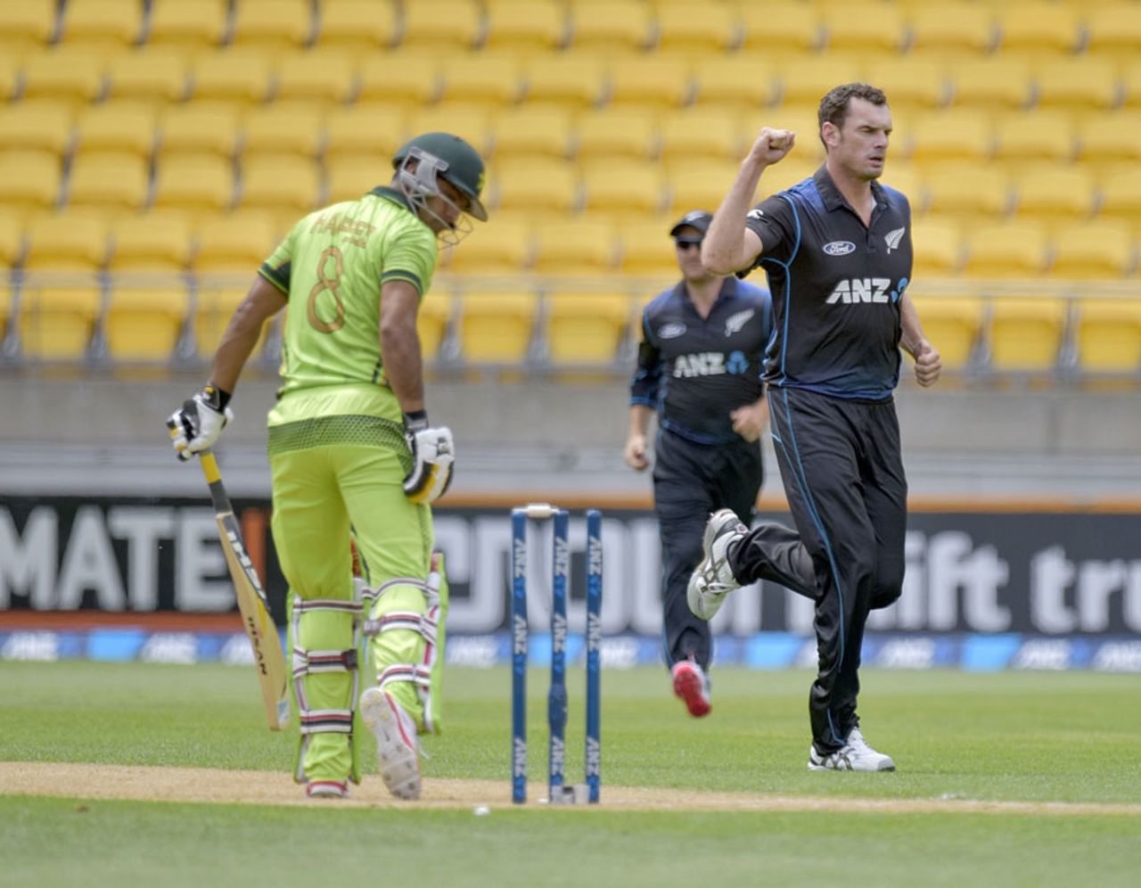 Kyle Mills bowled Mohammad Hafeez in the first over, New Zealand v Pakistan, 1st ODI, Wellington, January 31, 2015