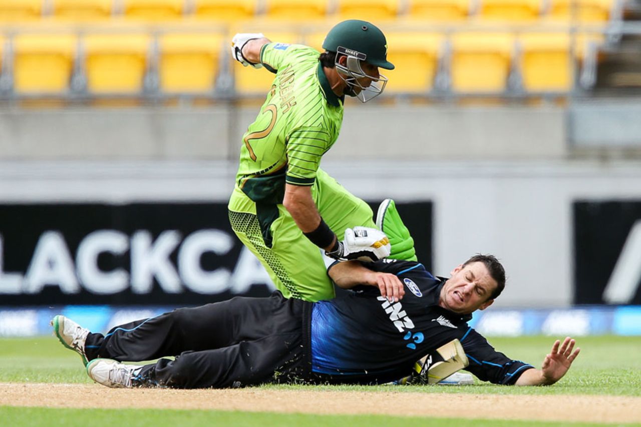 Misbah-ul-Haq collides with Nathan McCullum, New Zealand v Pakistan, 1st ODI, Wellington, January 31, 2015