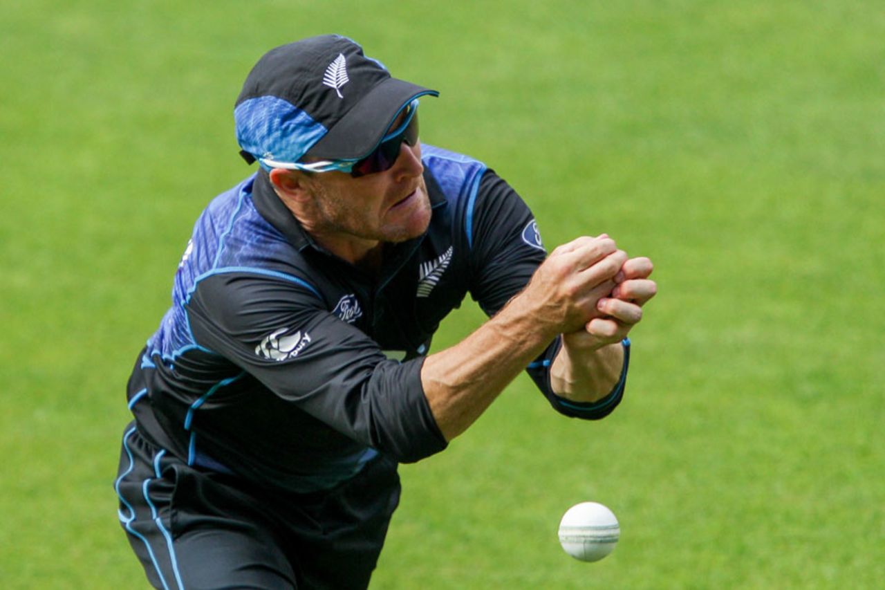 The unthinkable.. Brendon McCullum drops a catch, New Zealand v Pakistan, 1st ODI, Wellington, January 31, 2015
