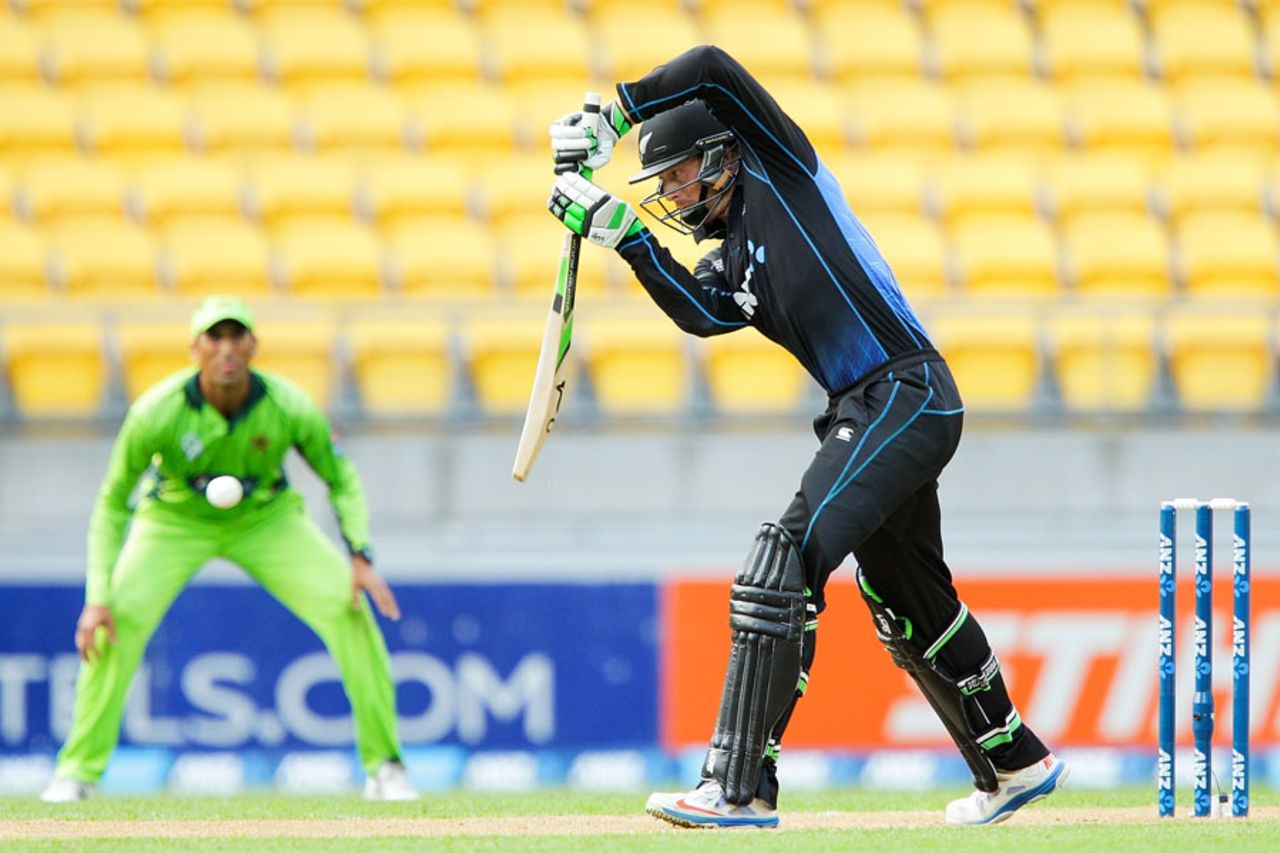 Martin Guptill pushes off the front foot, New Zealand v Pakistan, 1st ODI, Wellington, January 31, 2015