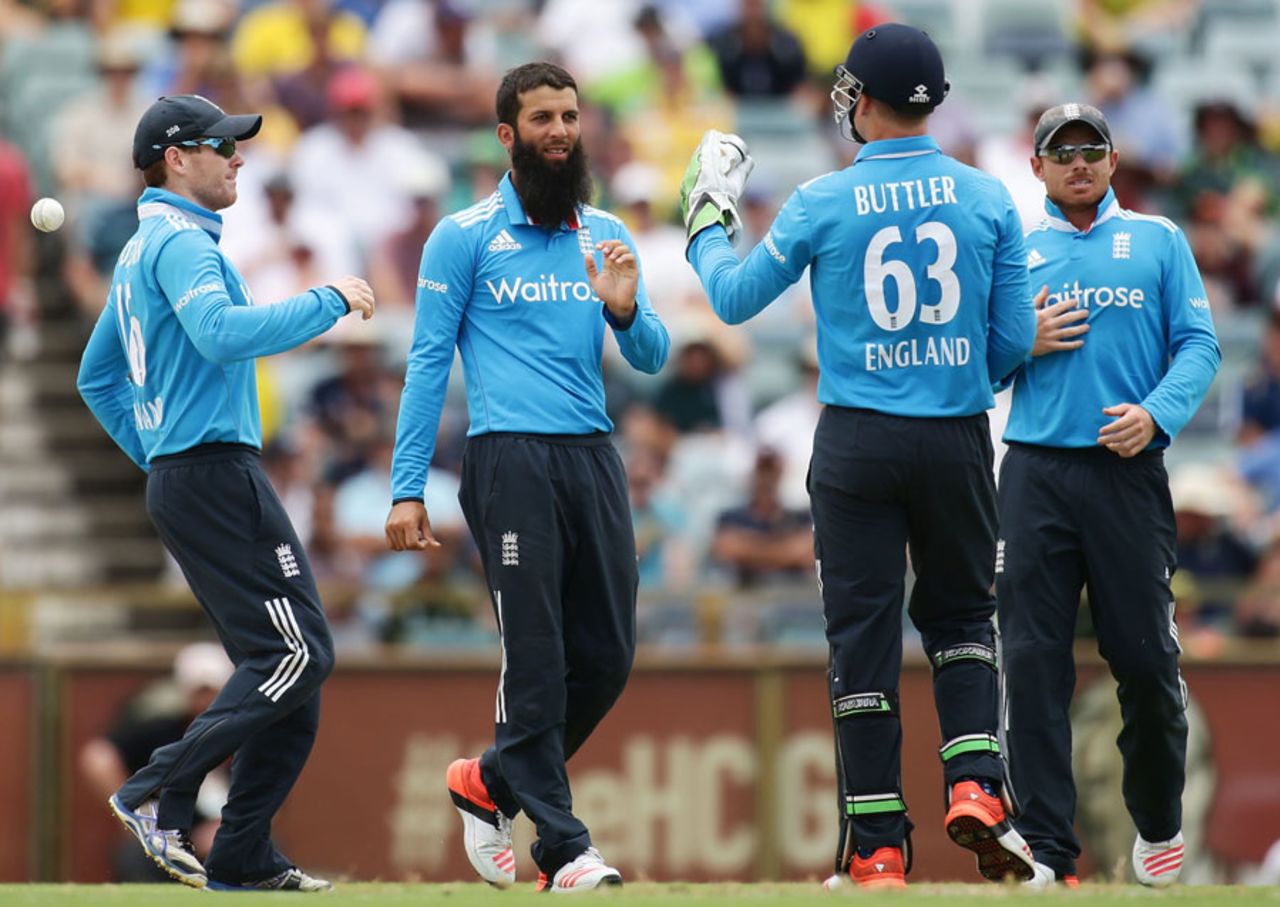 Moeen Ali is congratulated after dismissing Steven Smith, Australia v England, Carlton Mid Tri-series final, Perth, February 1, 2015