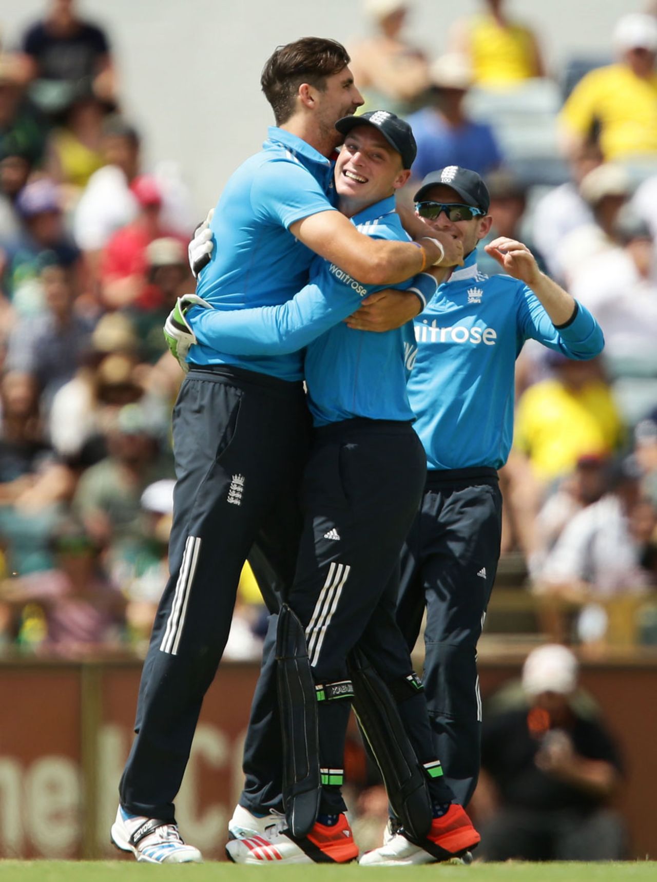 Steven Finn and Jos Buttler embrace after running Mitchell Marsh out, Australia v England, Carlton Mid Tri-series final, Perth, February 1, 2015