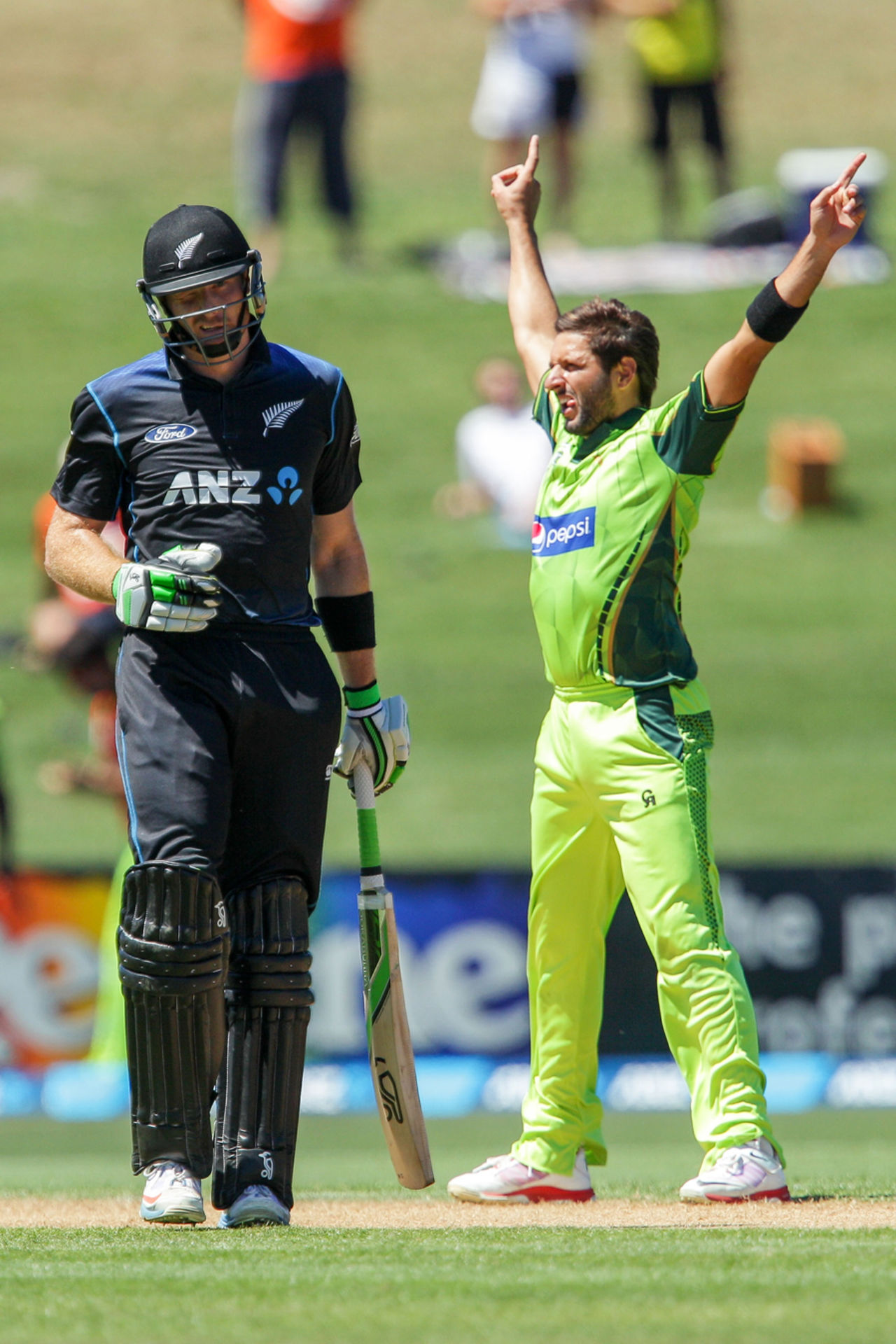Shahid Afridi brings out his signature celebration after getting Brendon McCullum, New Zealand v Pakistan, 2nd ODI, Napier, February 3, 2015