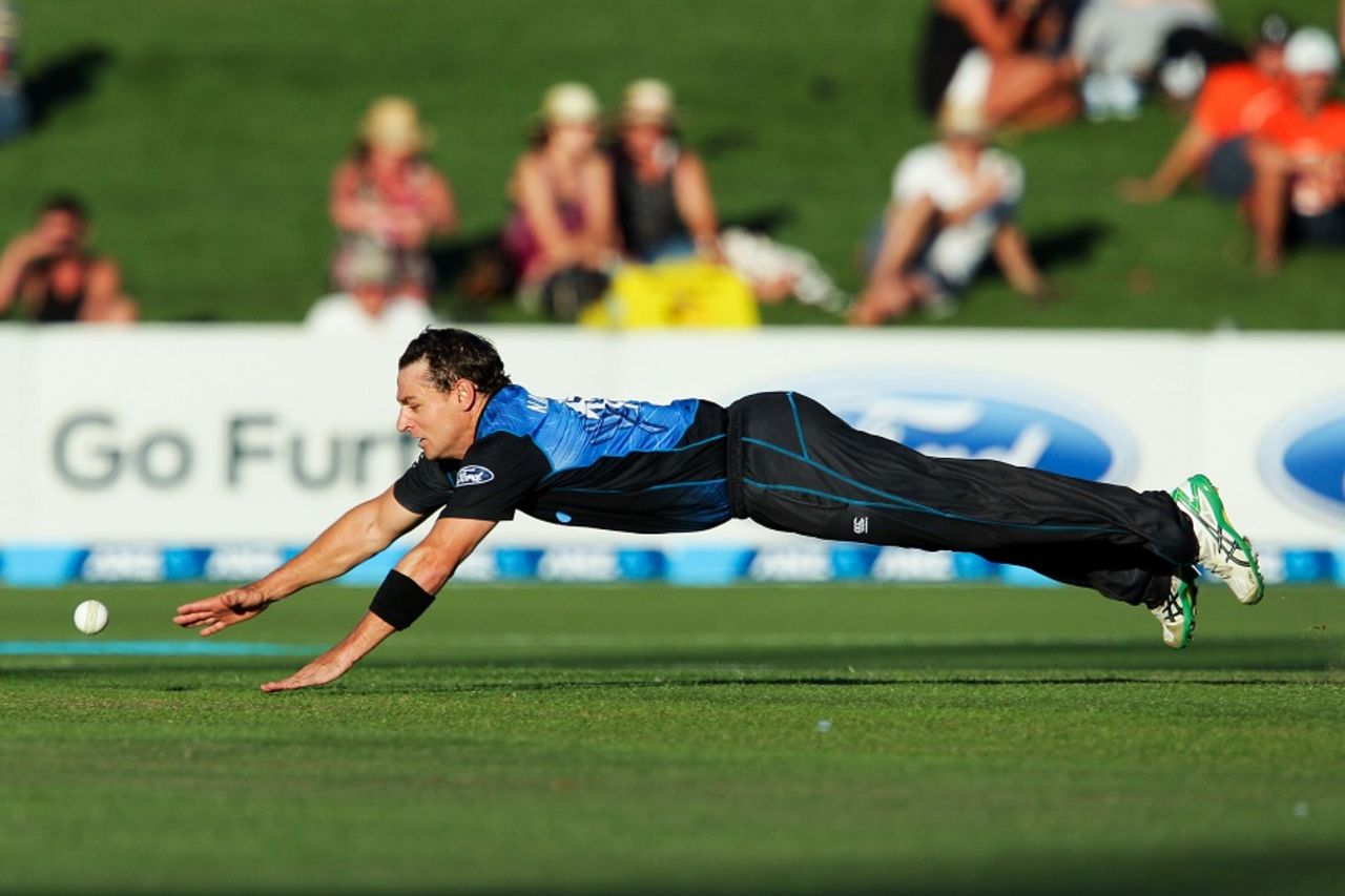 Nathan McCullum dives to stop the ball, New Zealand v Pakistan, 2nd ODI, Napier, February 3, 2015