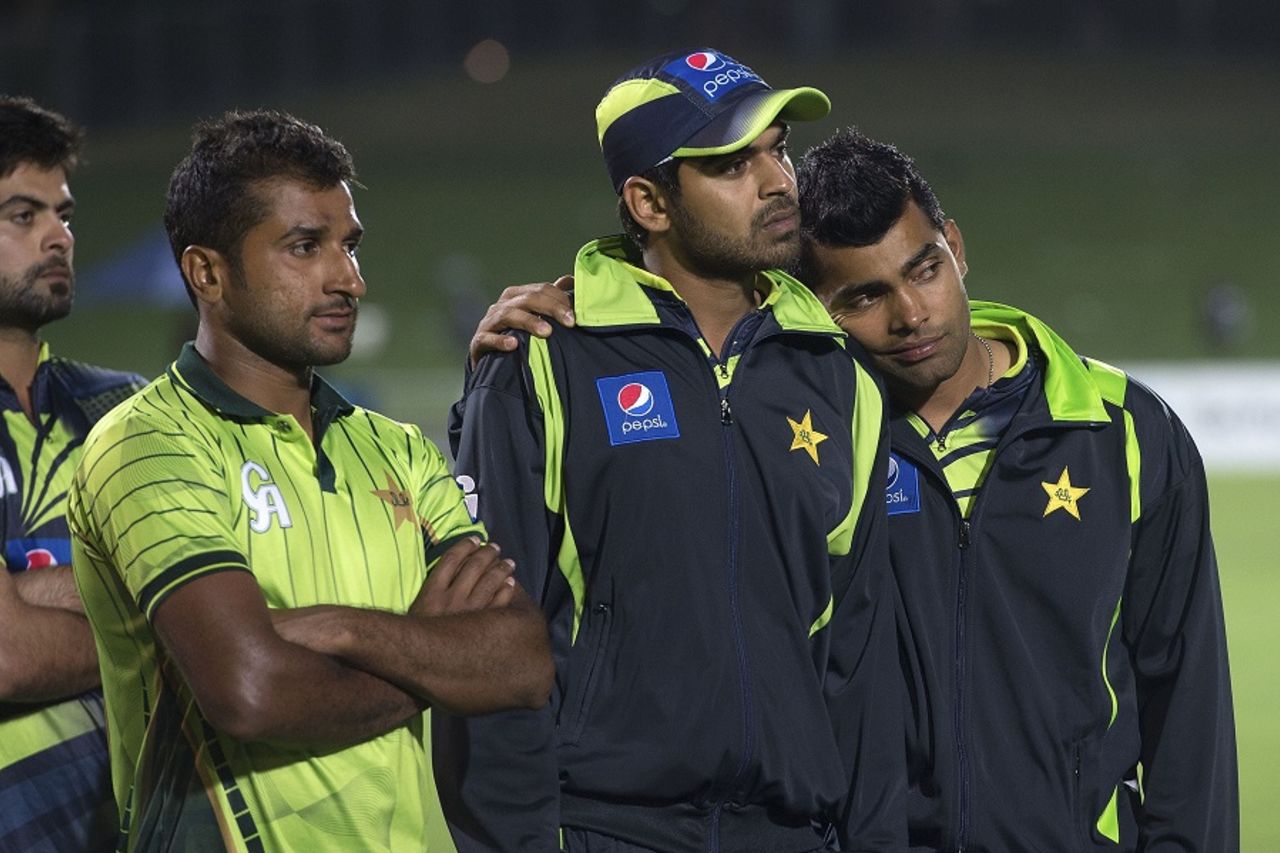 Pakistan players look disappointed after the 2-0 series loss, New Zealand v Pakistan, 2nd ODI, Napier, February 3, 2015
