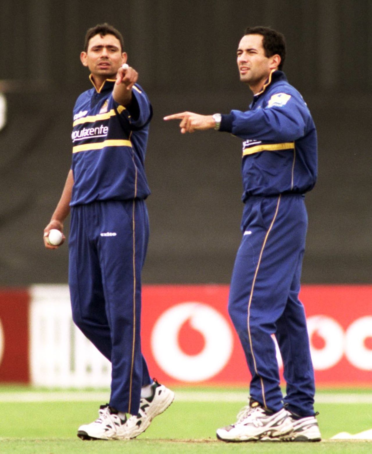 Saqlain Mushtaq and Adam Hollioake set the fields, Surrey v Gloucestershire, Norwich Union League, Division One, The Oval, August 12, 2001