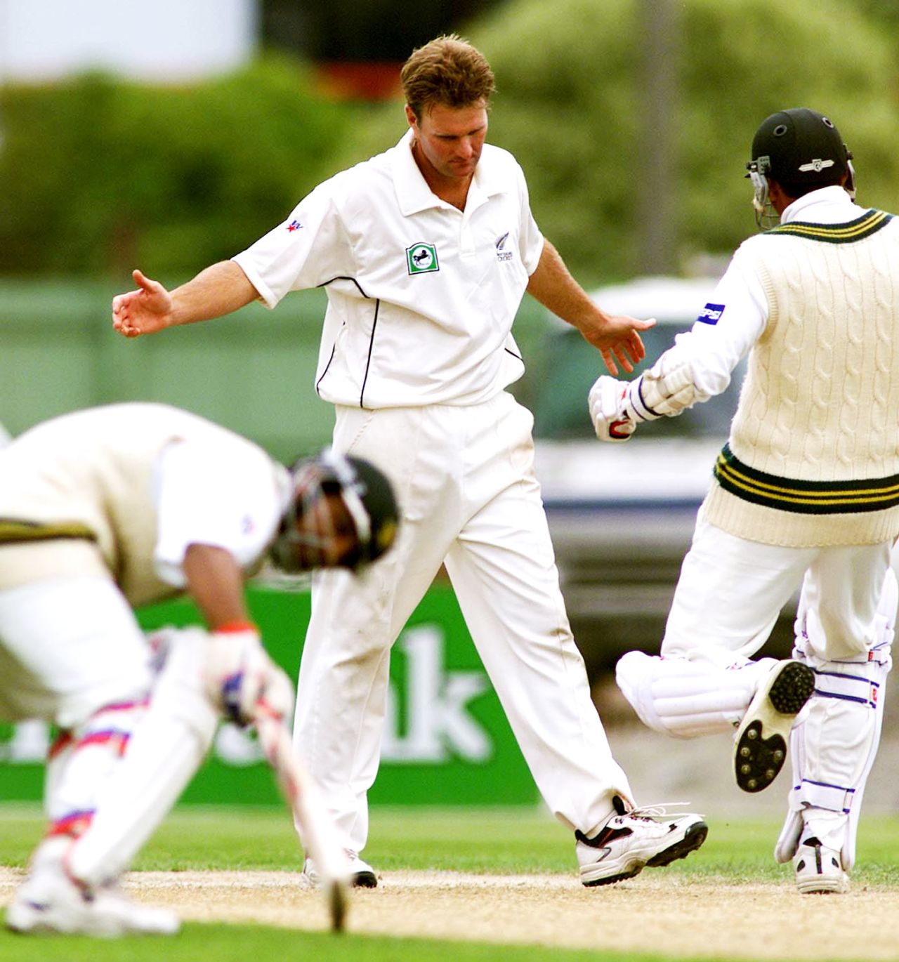 Grant Bradburn kicks the turf in frustration as Yousuf Youhana and Saqlain Mushtaq's partnership builds, New Zealand v Pakistan, 2nd Test, Christchurch, 3rd day, March 17, 2001