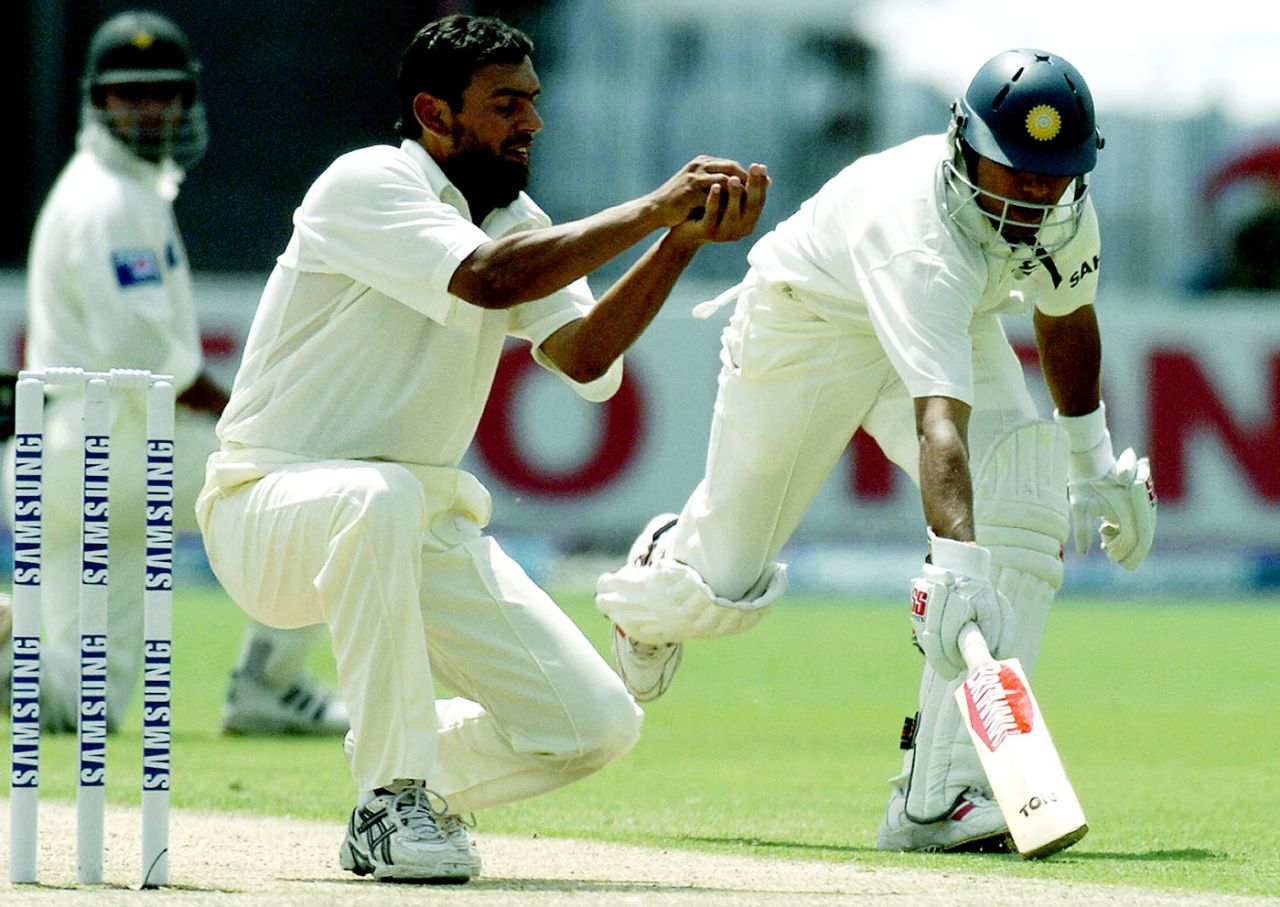 Saqlain Mushtaq tries to run out Aakash Chopra, Pakistan v India, 1st Test, Multan, 1st day, March 28, 2004